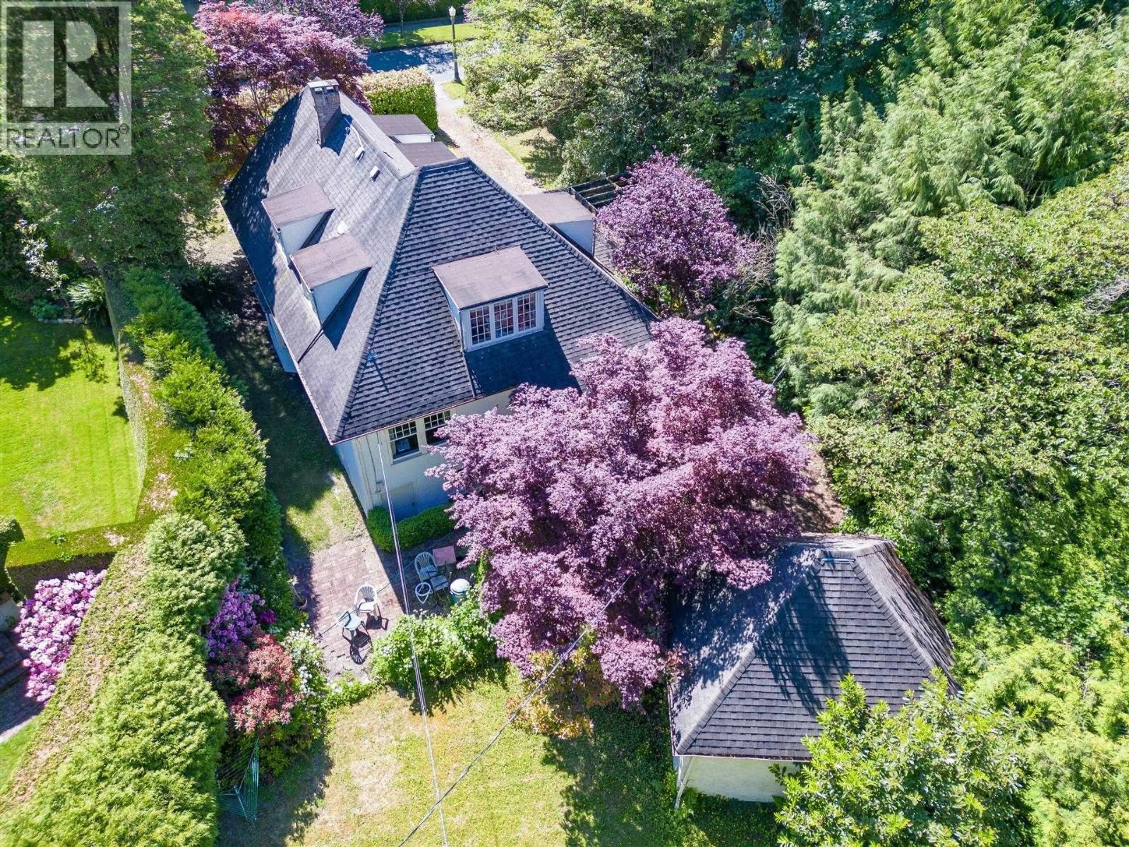 A pic from outside/outdoor area/front of a property/back of a property/a pic from drone, street for 5549 CHURCHILL STREET, Vancouver British Columbia V6M3G8