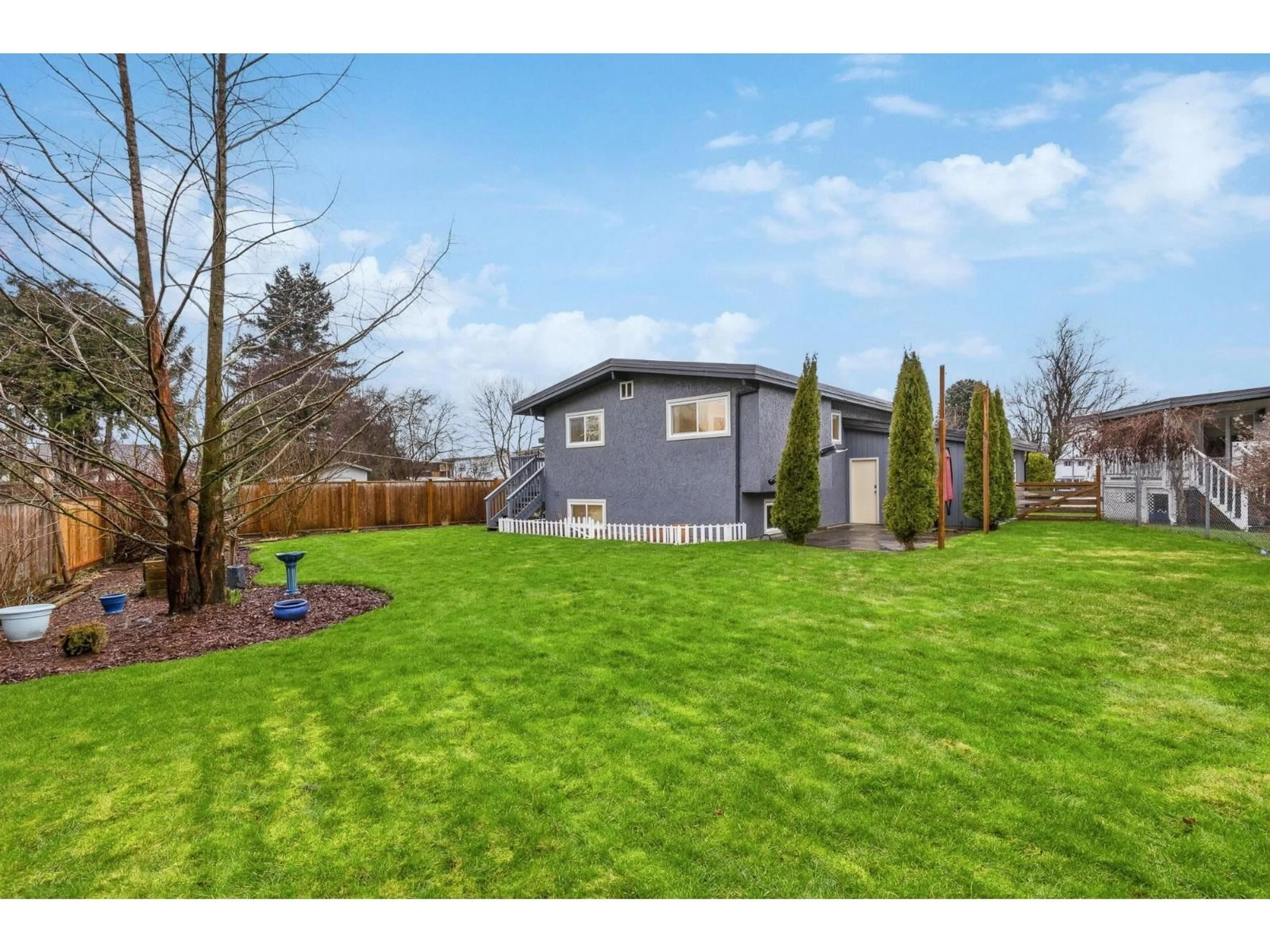 Home with vinyl exterior material, unknown for 6052 GLENGARRY DRIVE, Chilliwack British Columbia V2R2H8