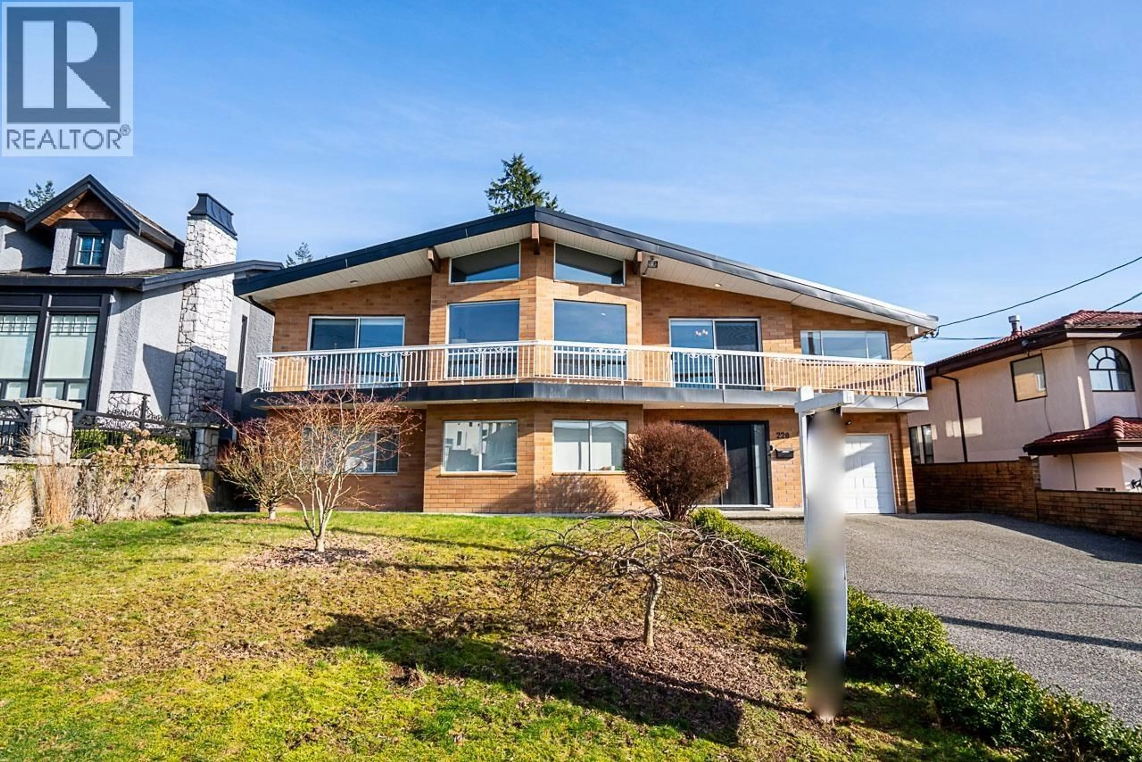 Home with vinyl exterior material, unknown for 220 GROSVENOR AVENUE, Burnaby British Columbia V5B1J4