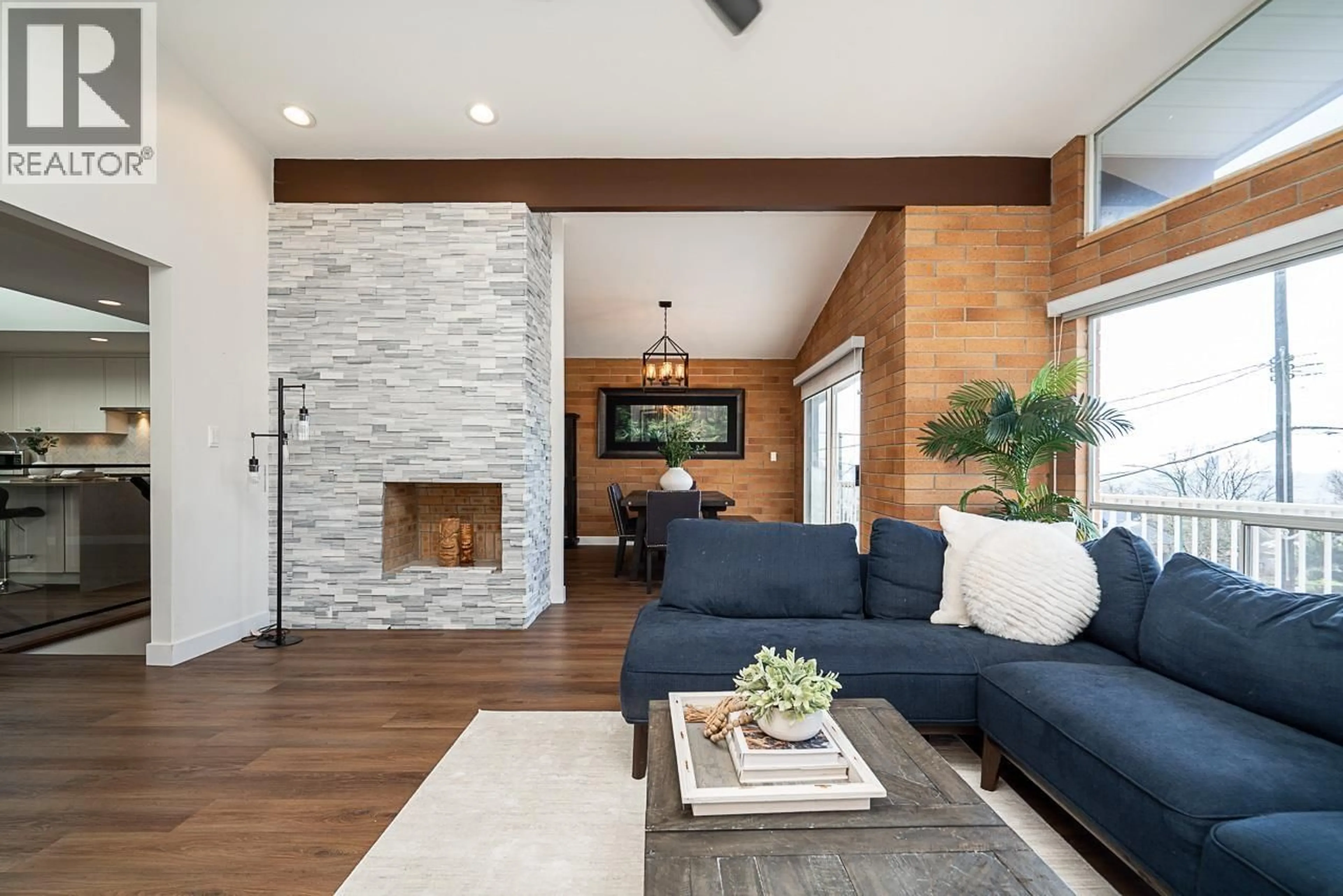 Living room with furniture, unknown for 220 GROSVENOR AVENUE, Burnaby British Columbia V5B1J4