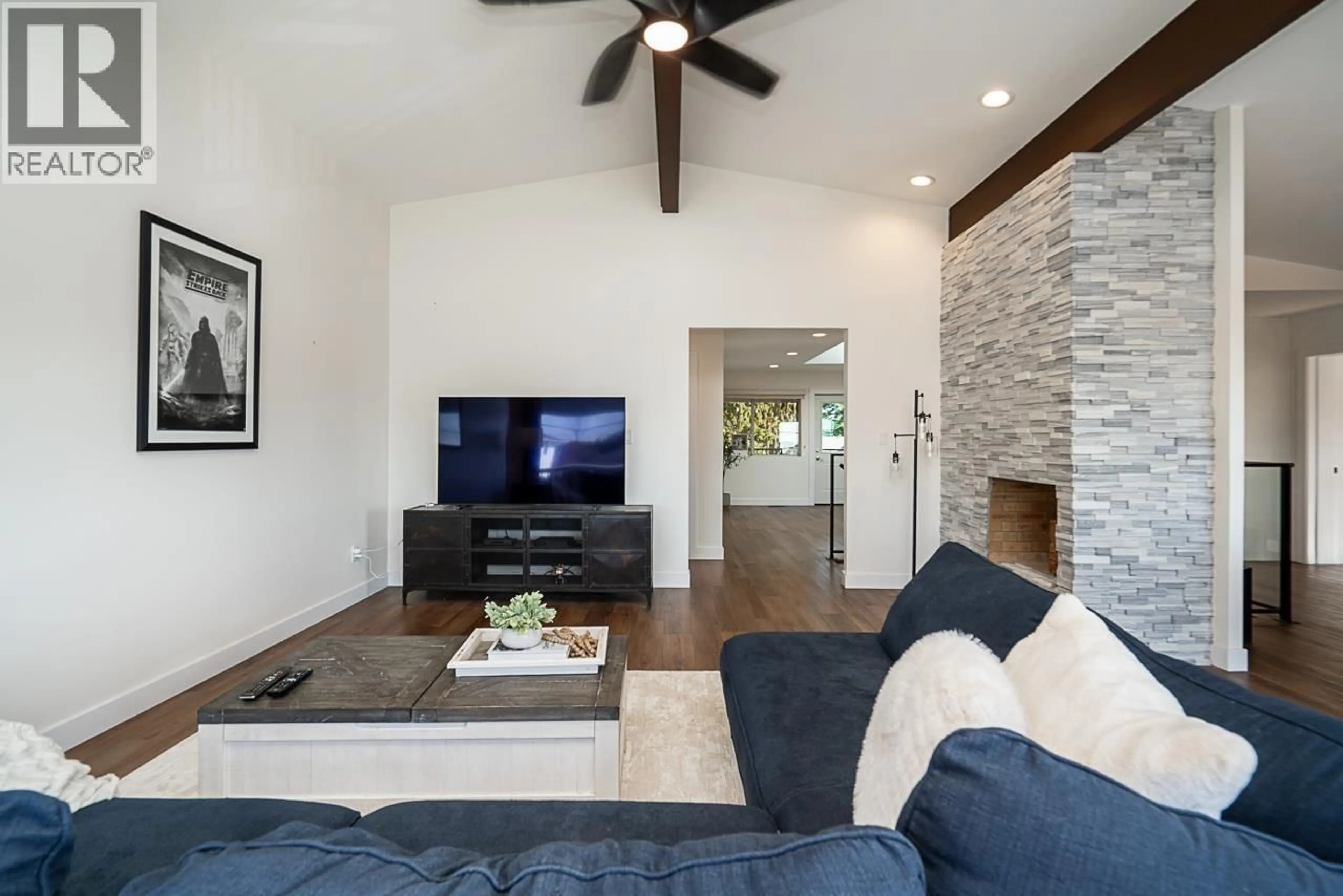 Living room with furniture, unknown for 220 GROSVENOR AVENUE, Burnaby British Columbia V5B1J4