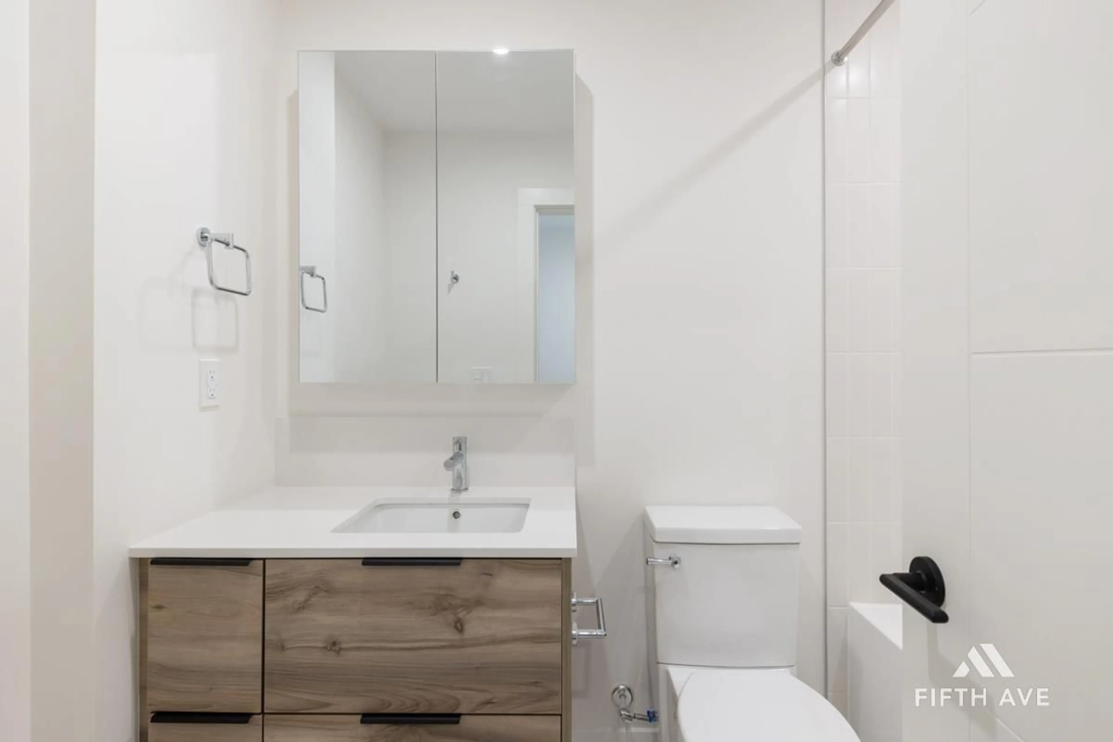 Standard bathroom, unknown for 412 - 30490 CARDINAL AVENUE, Abbotsford British Columbia V2T0L9