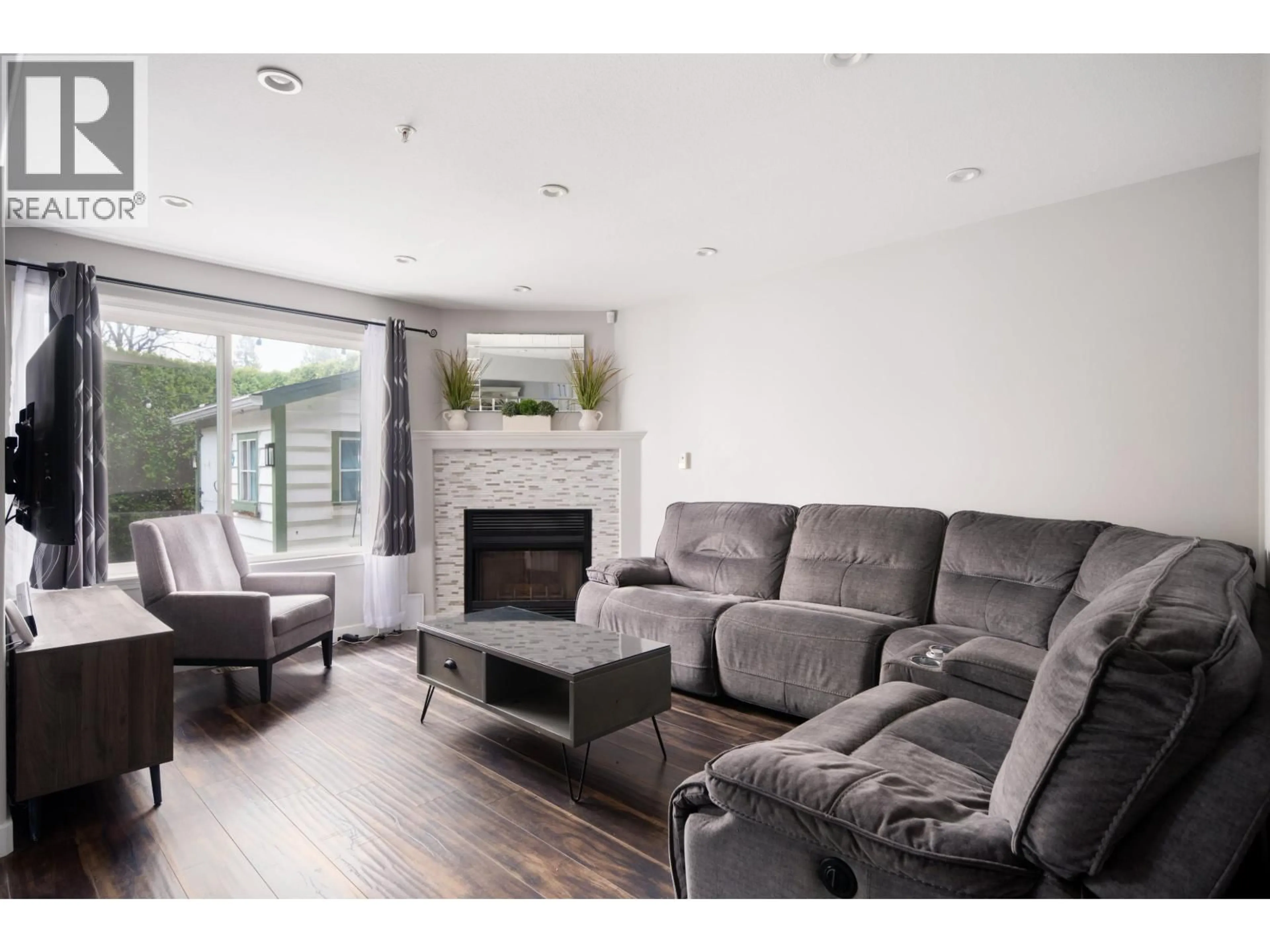 Living room with furniture, wood/laminate floor for 5 - 19270 122A AVENUE, Pitt Meadows British Columbia V3Y2P3