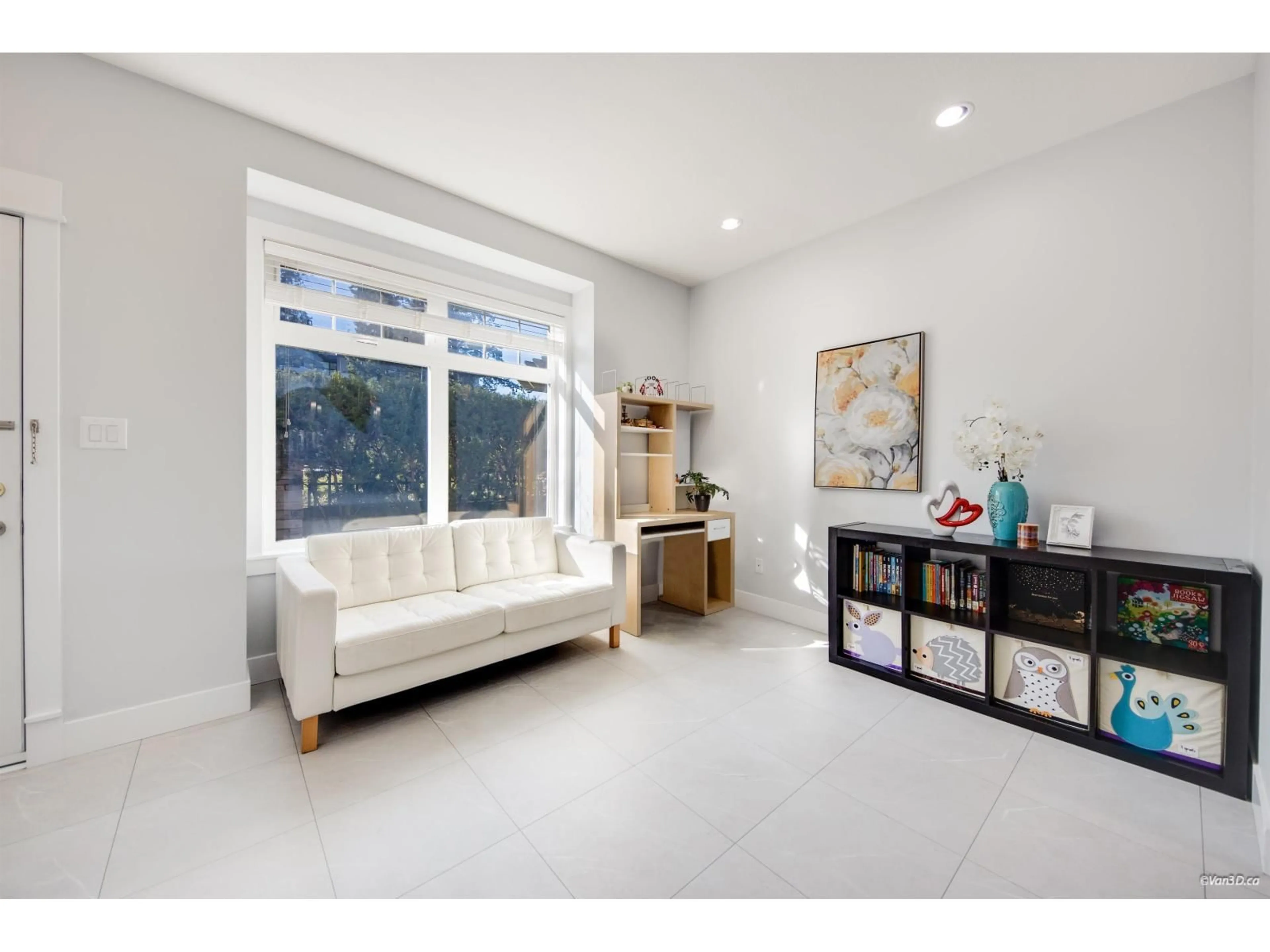 Living room with furniture, ceramic/tile floor for 28 - 2689 PARKWAY DRIVE, Surrey British Columbia V4P0C3