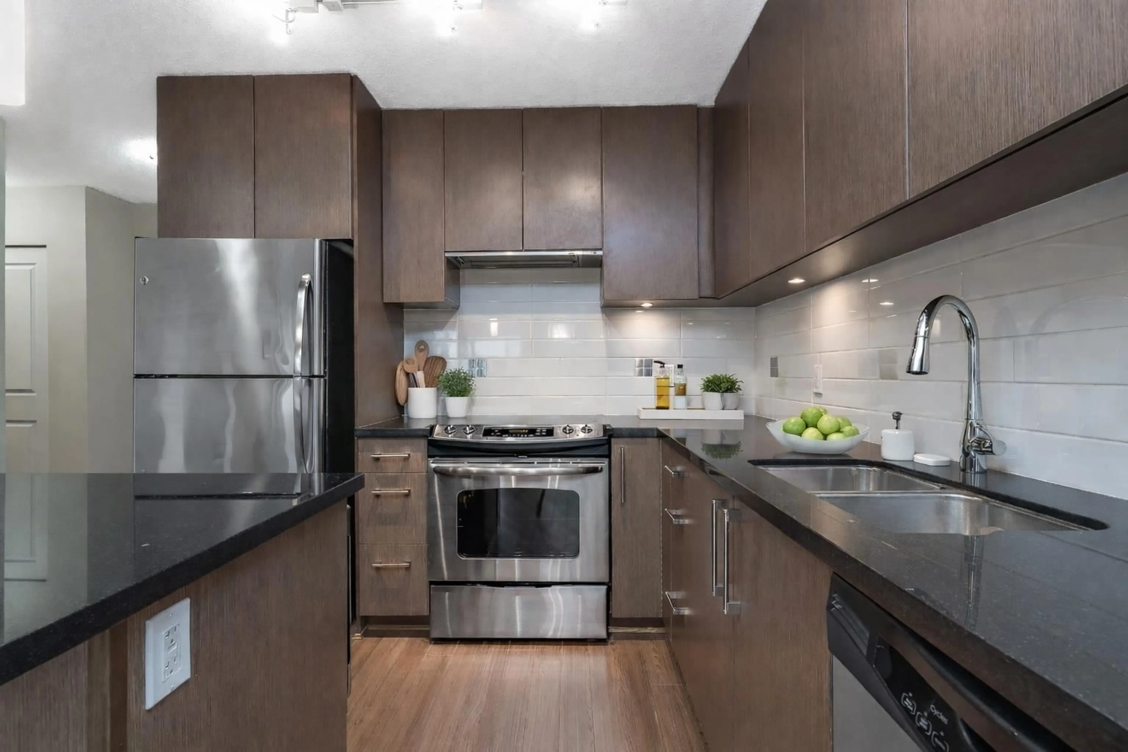 Standard kitchen, wood/laminate floor for 410 - 15735 CROYDON DRIVE, Surrey British Columbia V3Z2L5