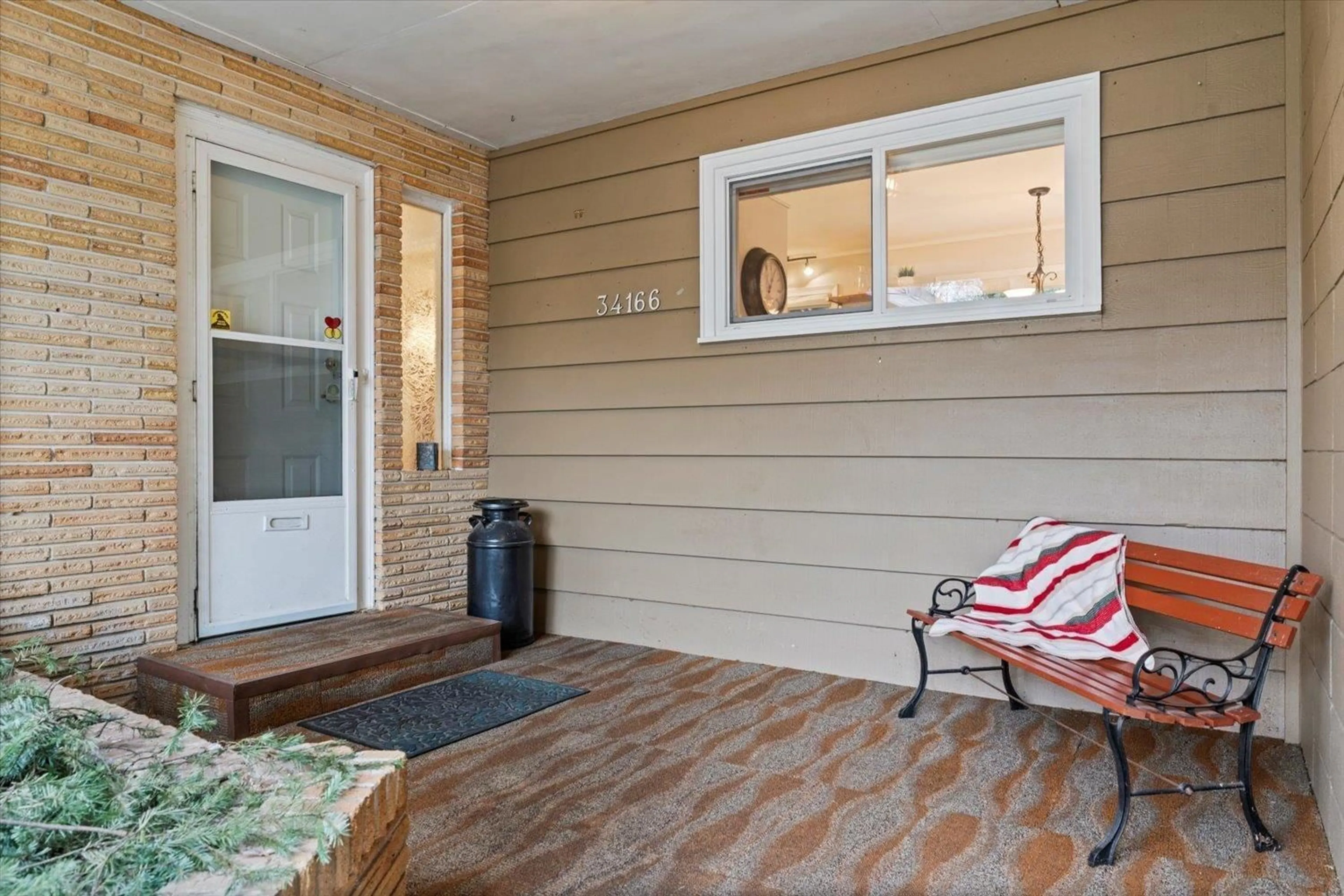 Indoor entryway for 34166 CEDAR AVENUE, Abbotsford British Columbia V2S2W1