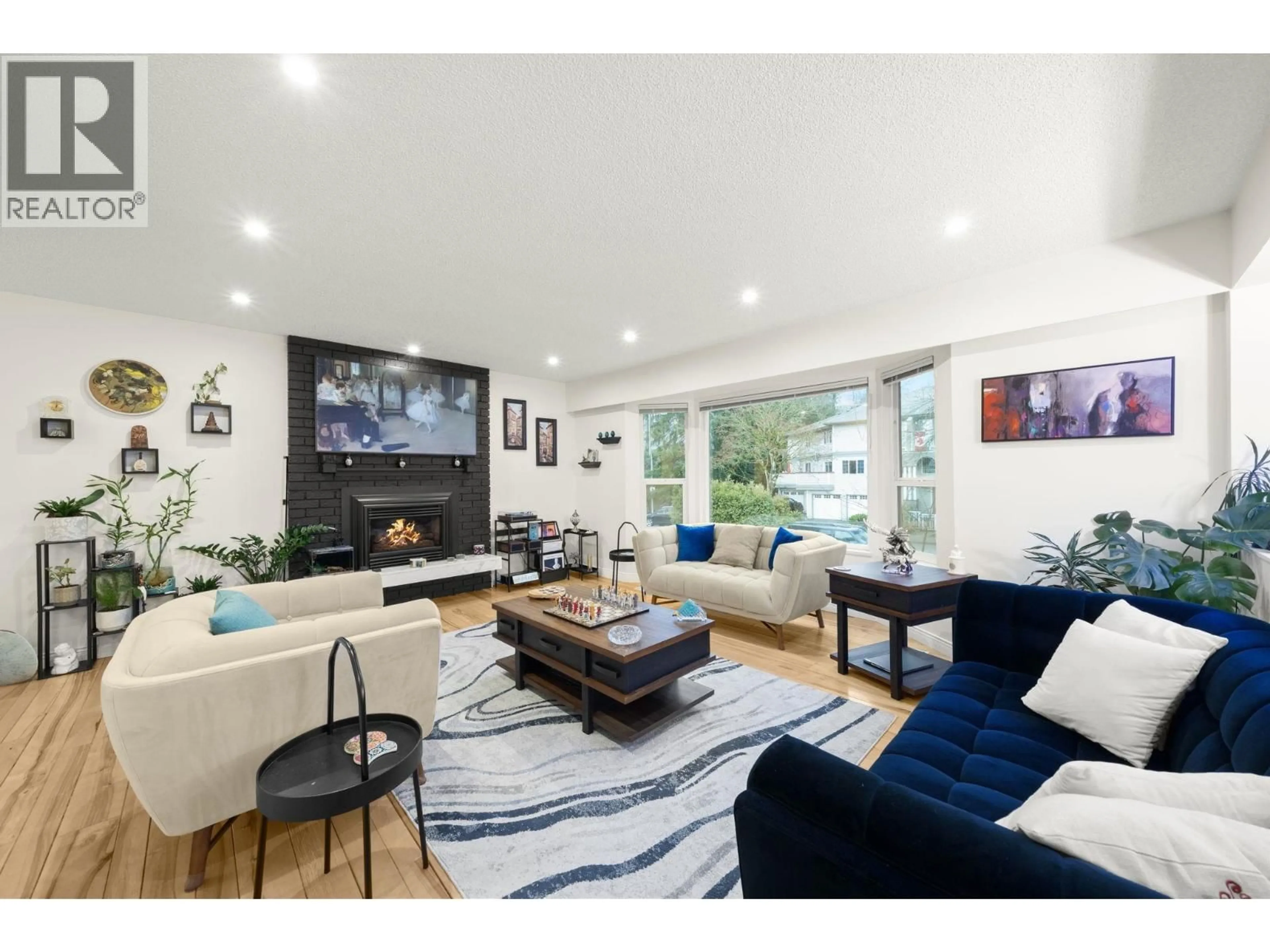 Living room with furniture, wood/laminate floor for 2622 SHAFTSBURY AVENUE, Port Coquitlam British Columbia V3C2M1