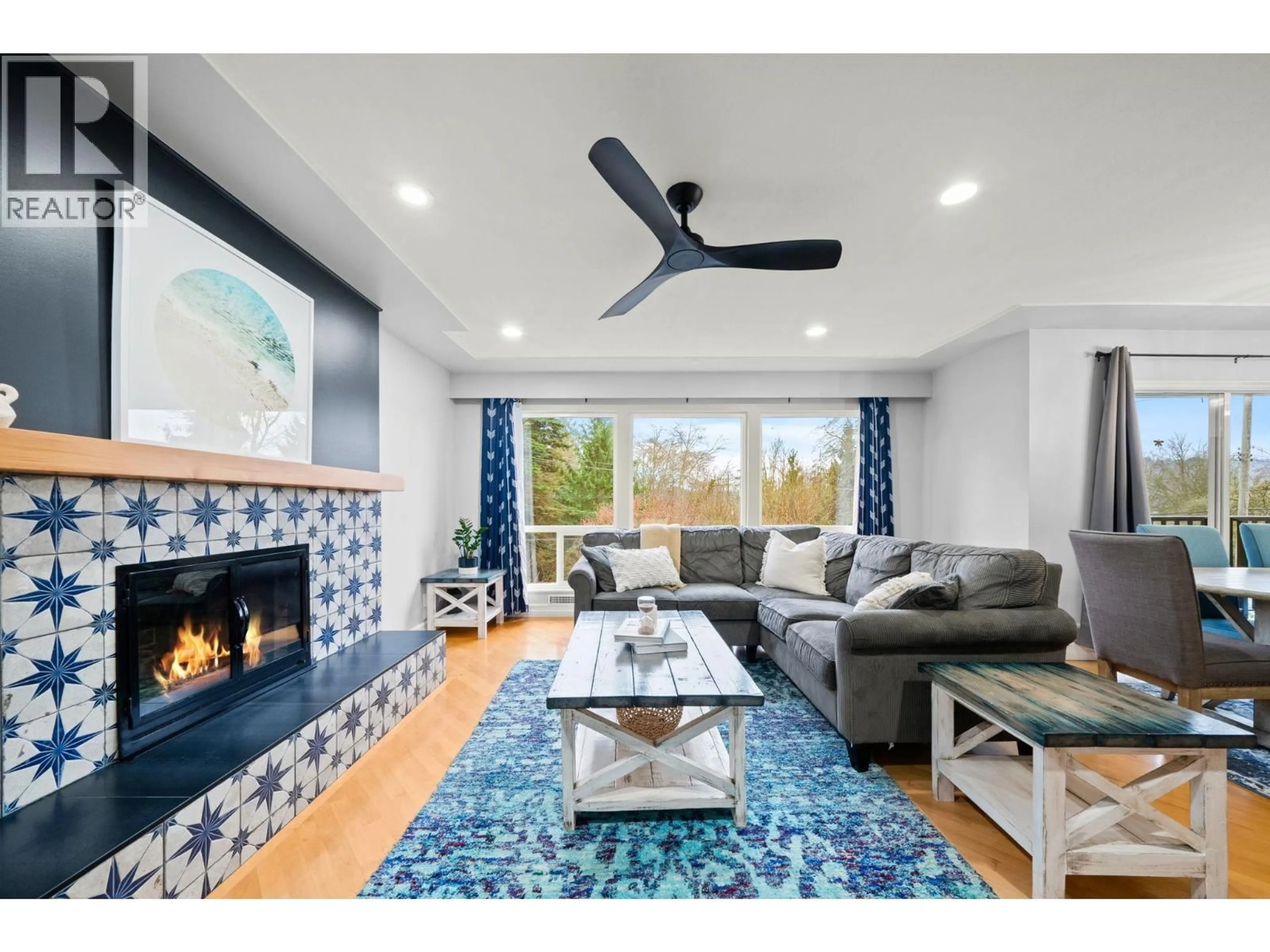 Living room with furniture, ceramic/tile floor for 4174 DOLLARTON HIGHWAY, North Vancouver British Columbia V7G1A2