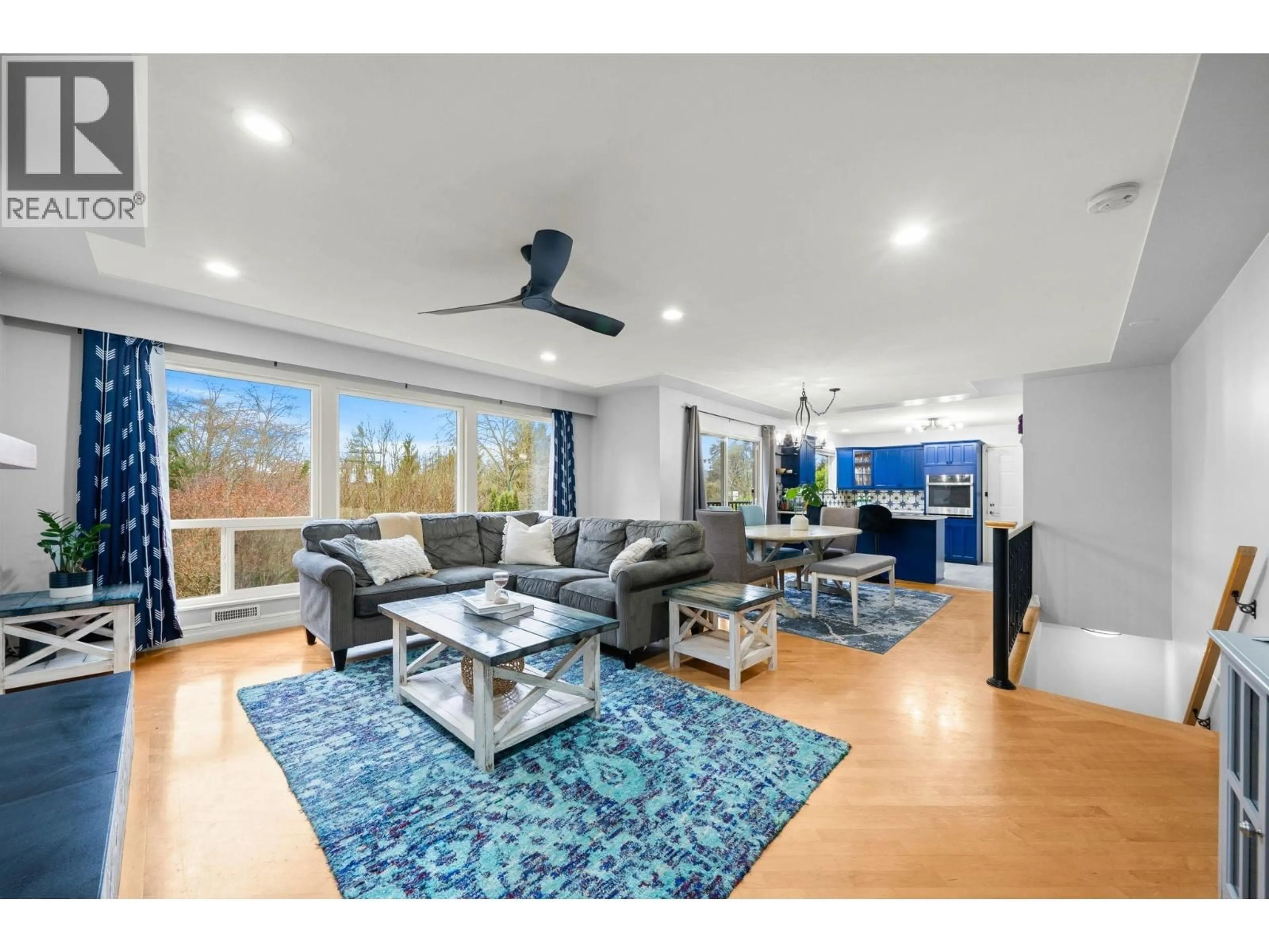 Living room with furniture, unknown for 4174 DOLLARTON HIGHWAY, North Vancouver British Columbia V7G1A2