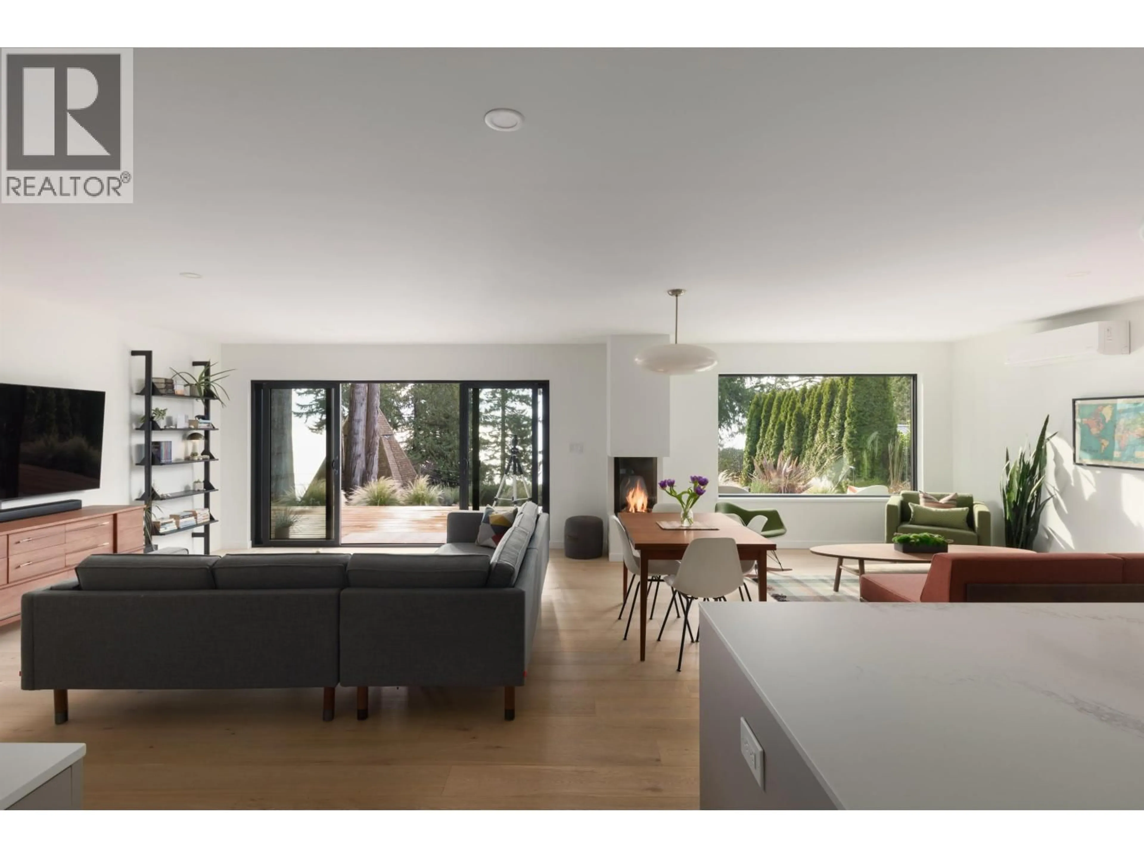 Living room with furniture, unknown for 107 MAHAN ROAD, Gibsons British Columbia V0N1V3