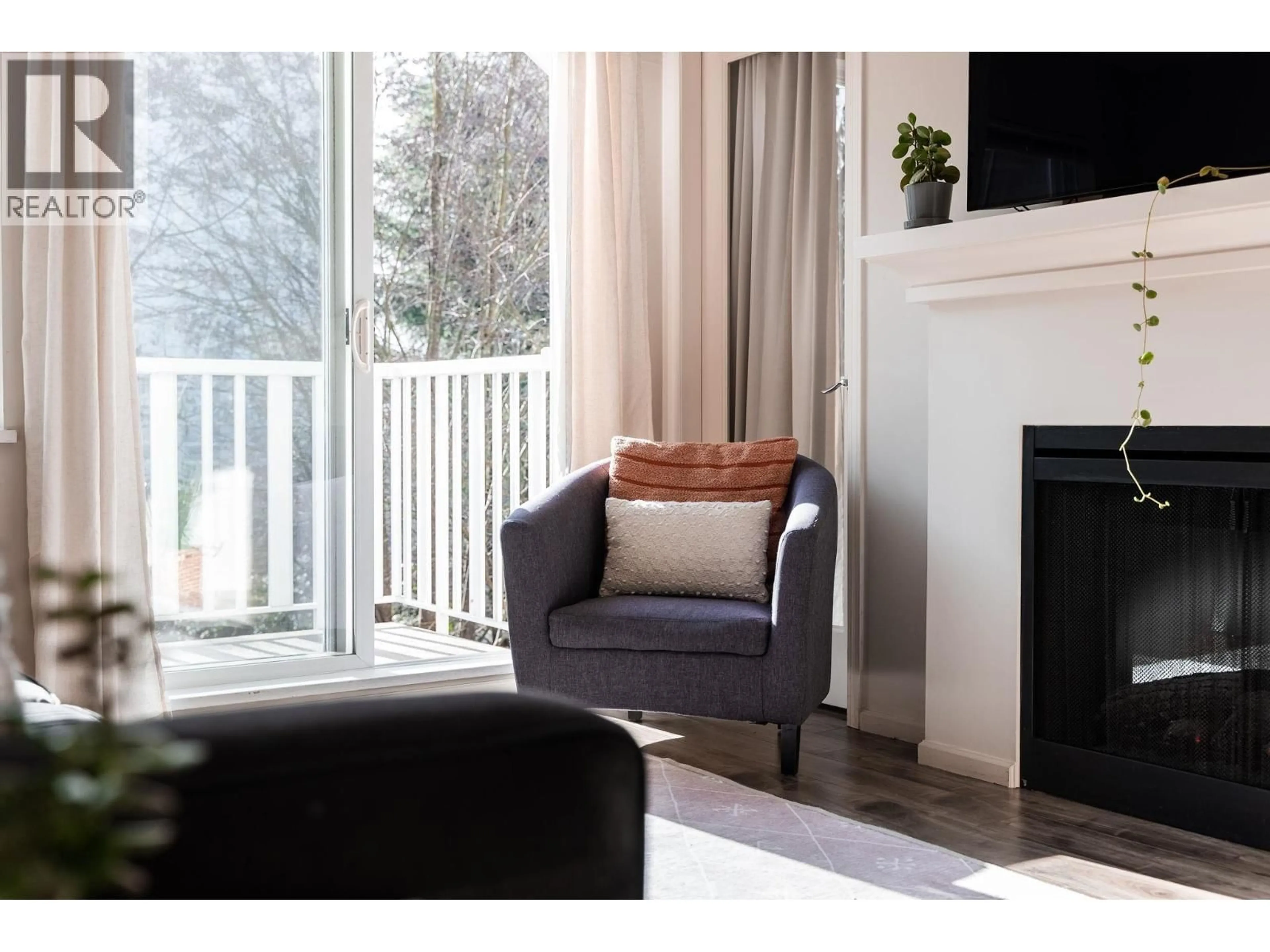 Living room with furniture, wood/laminate floor for 312 - 7330 SALISBURY AVENUE, Burnaby British Columbia V5E4N8