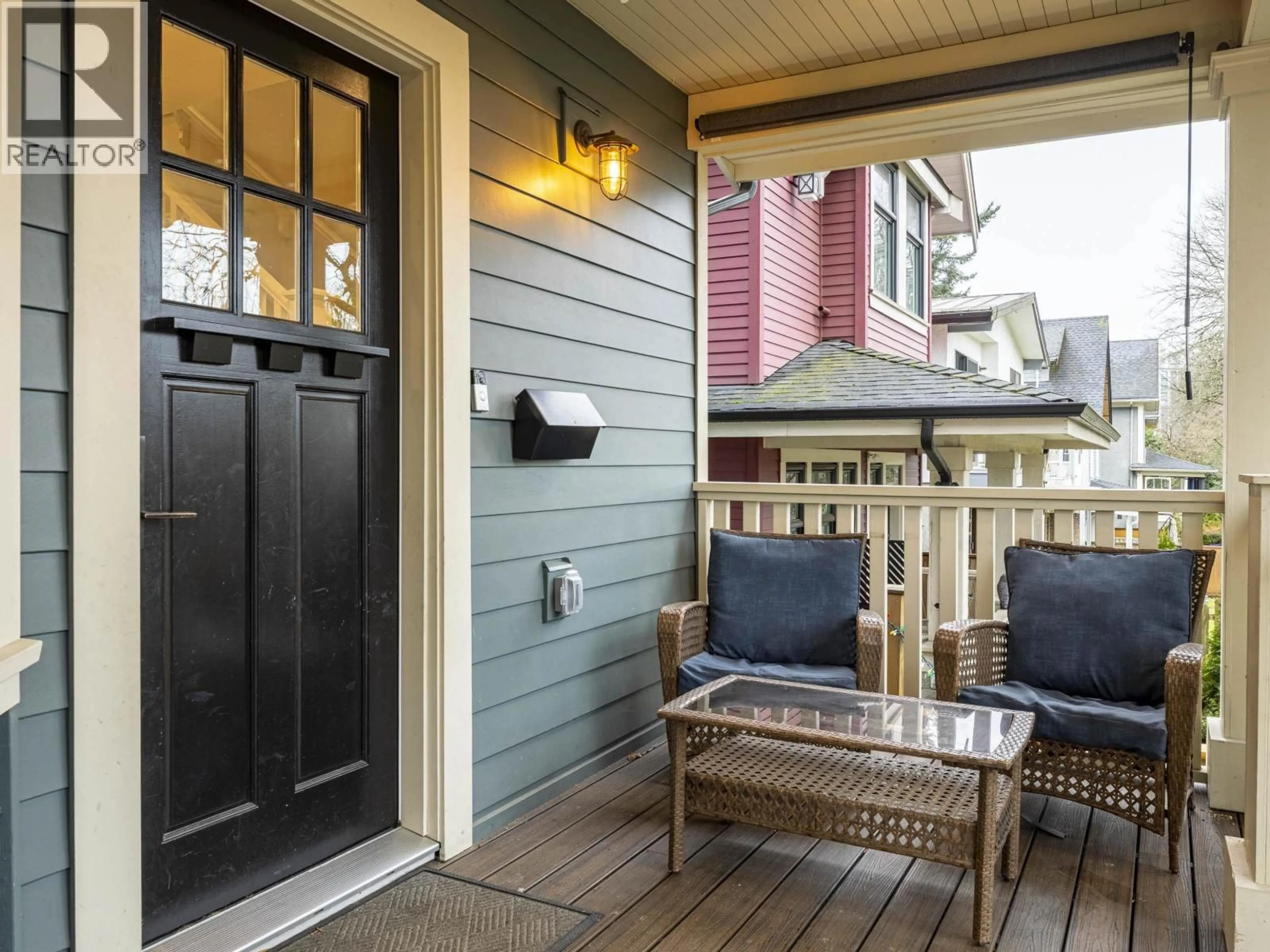 Indoor entryway for 554 10TH AVENUE, Vancouver British Columbia V5T2A4