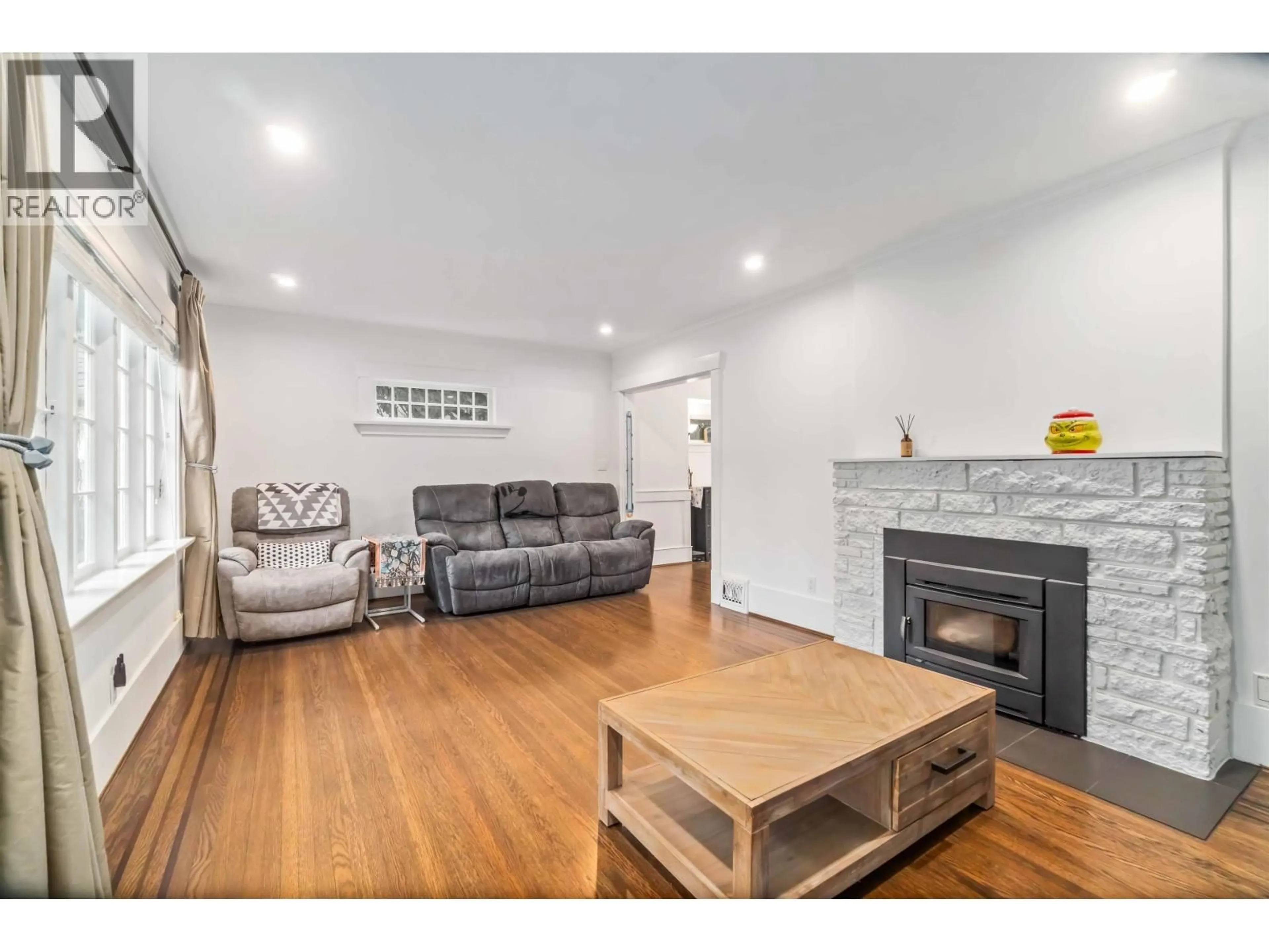 Living room with furniture, wood/laminate floor for 3322 38TH AVENUE, Vancouver British Columbia V6N2X7
