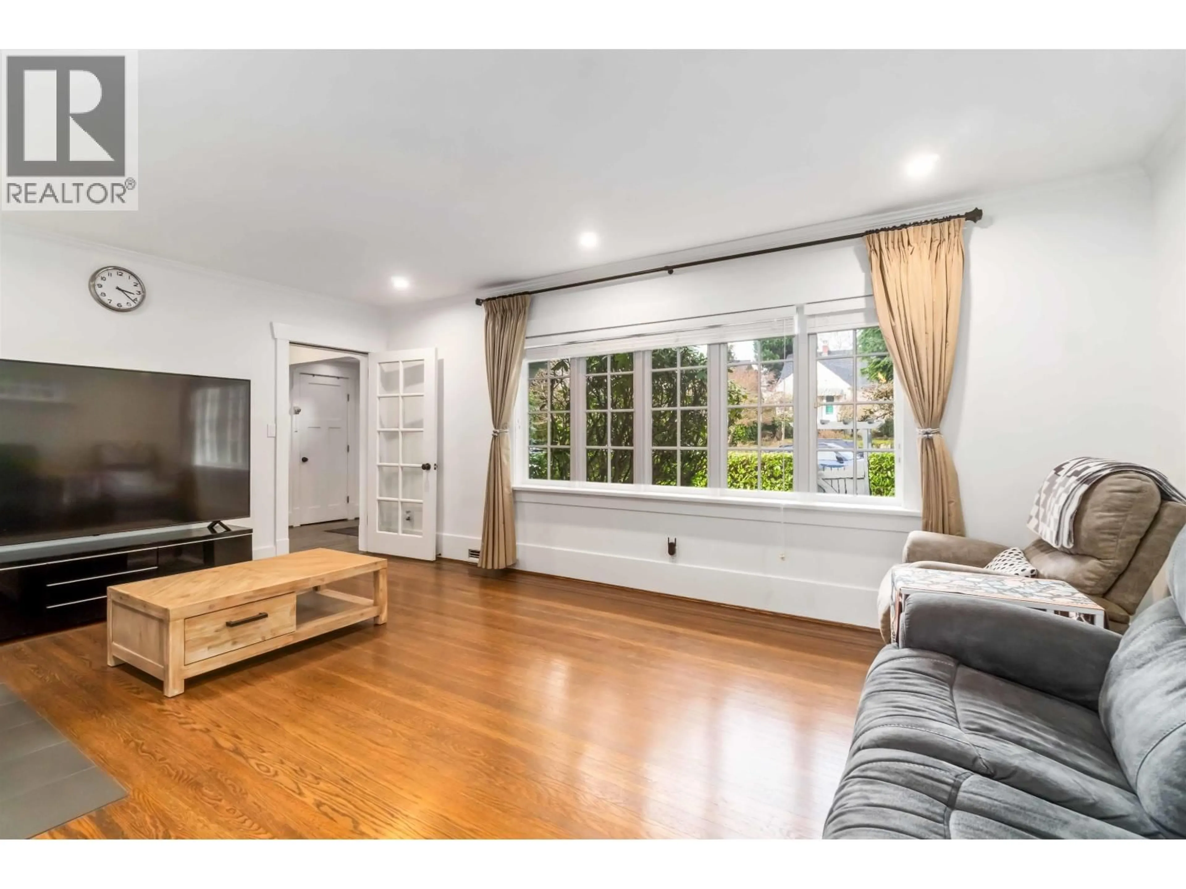 Living room with furniture, wood/laminate floor for 3322 38TH AVENUE, Vancouver British Columbia V6N2X7