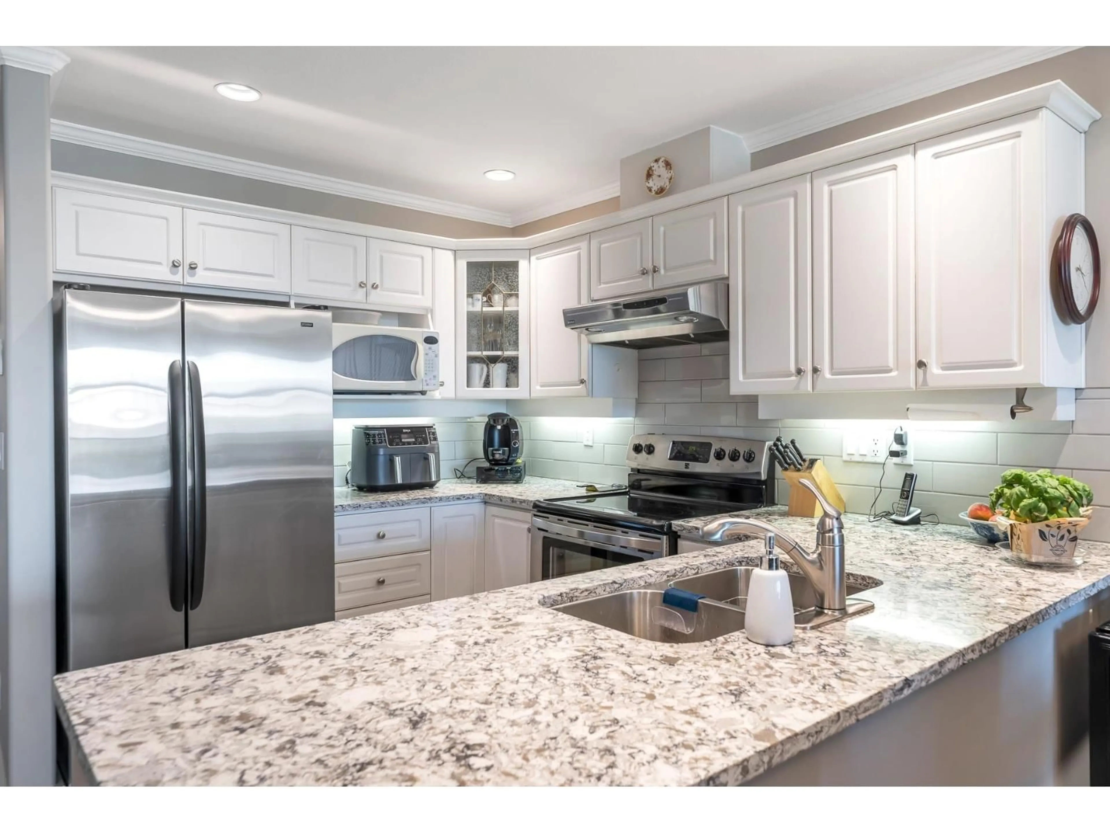 Open concept kitchen, ceramic/tile floor for 202 - 15284 BUENA VISTA AVENUE, White Rock British Columbia V4B5K5