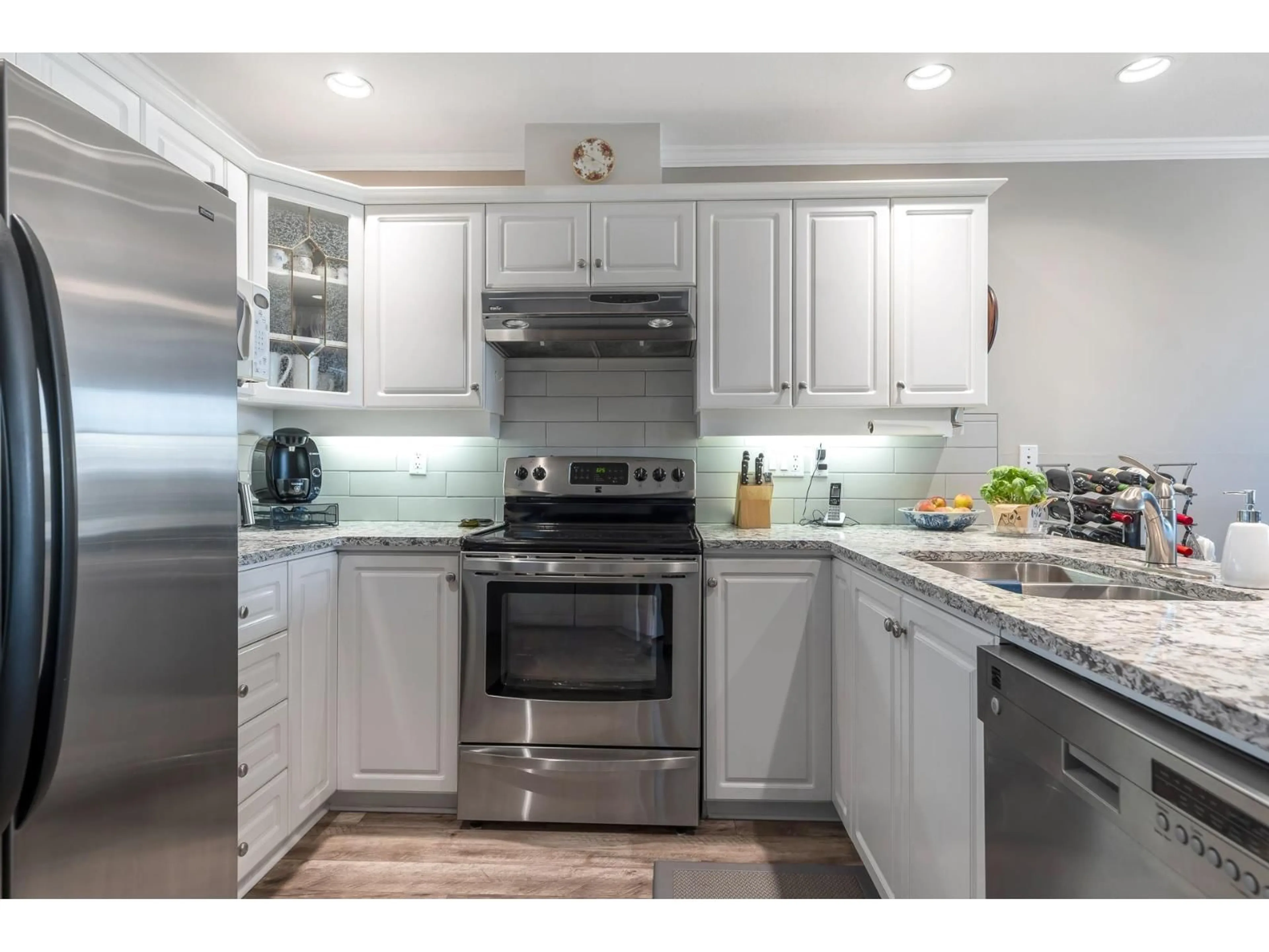 Open concept kitchen, unknown for 202 - 15284 BUENA VISTA AVENUE, White Rock British Columbia V4B5K5