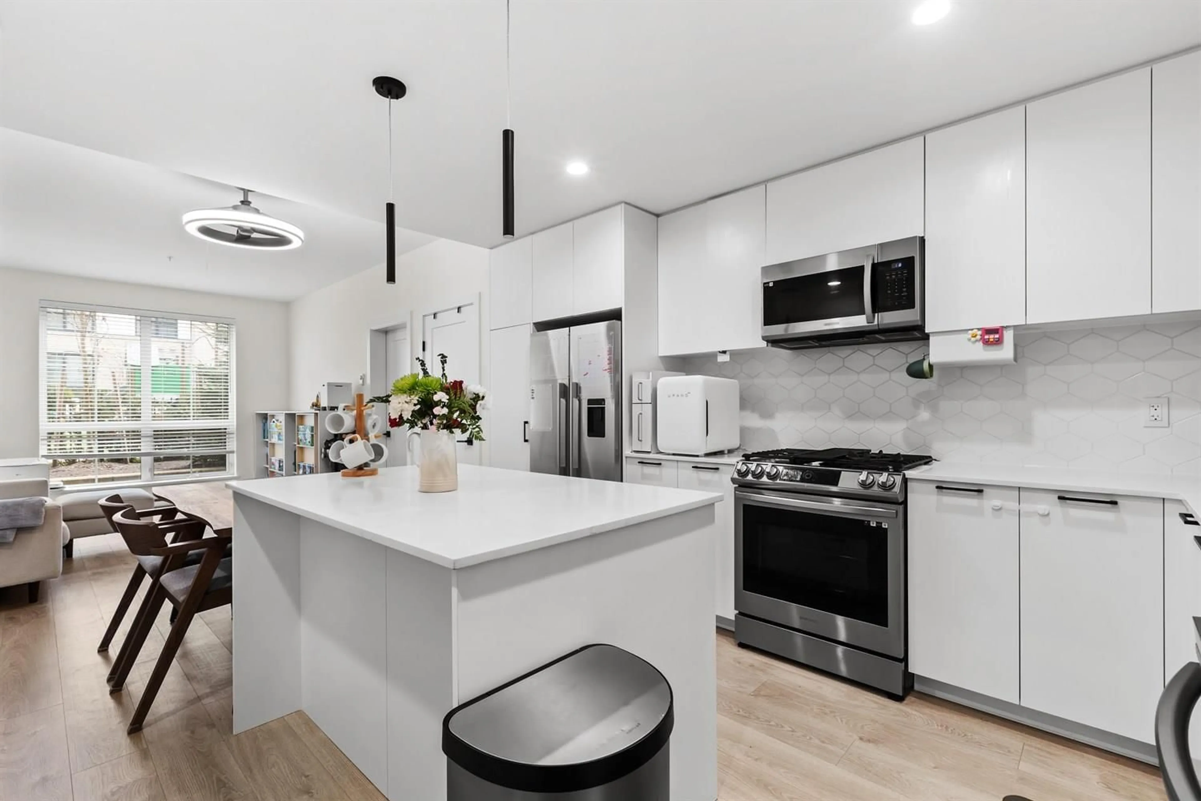 Open concept kitchen, ceramic/tile floor for 109 - 8380 200A STREET, Langley British Columbia V2Y3S5