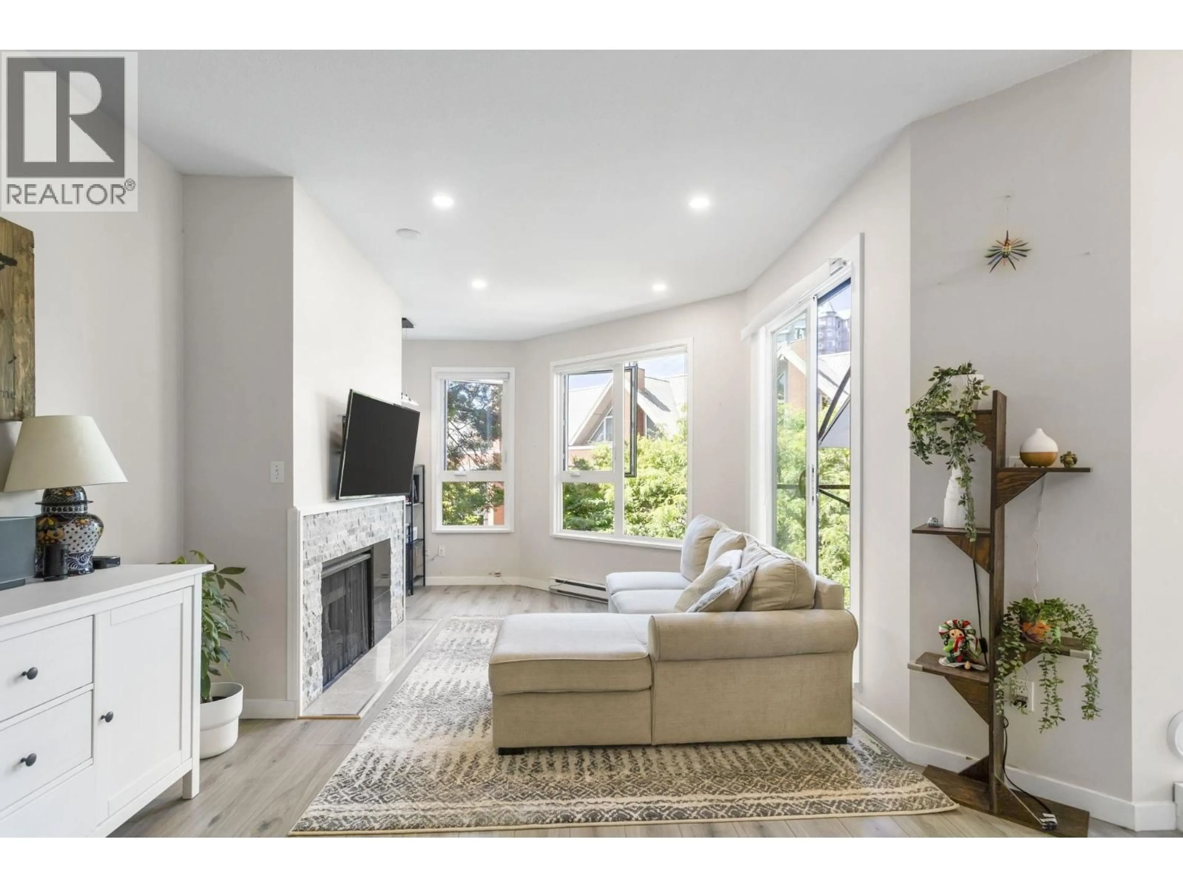 Living room with furniture, unknown for 426 - 1150 QUAYSIDE DRIVE, New Westminster British Columbia V3M6E1