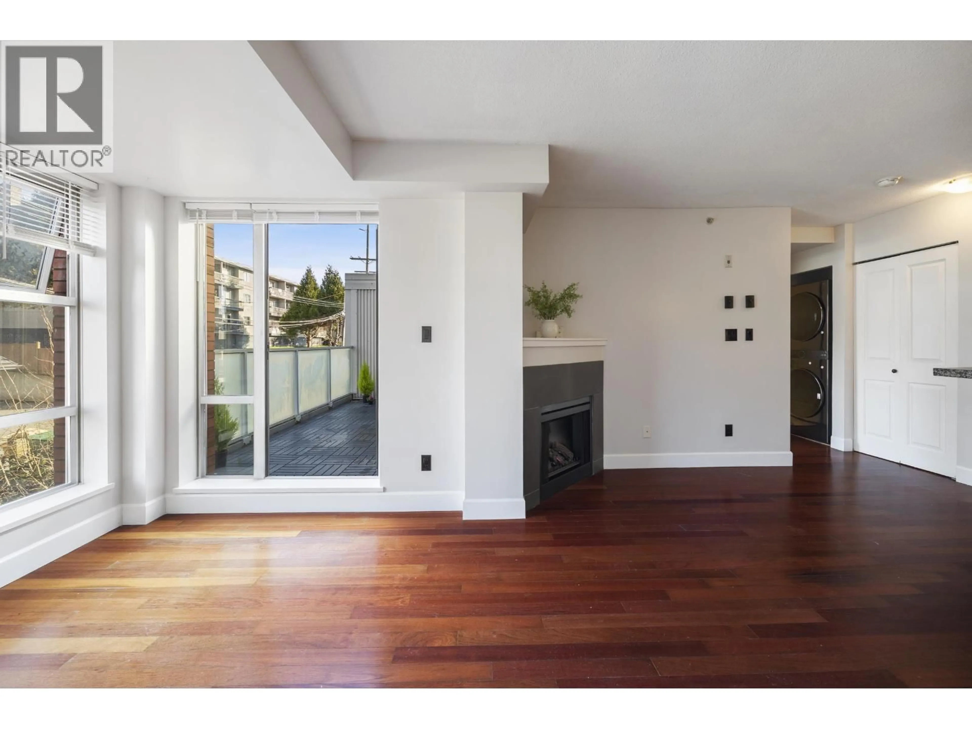 Indoor entryway for 413 - 3811 HASTINGS STREET, Burnaby British Columbia V5C6V2