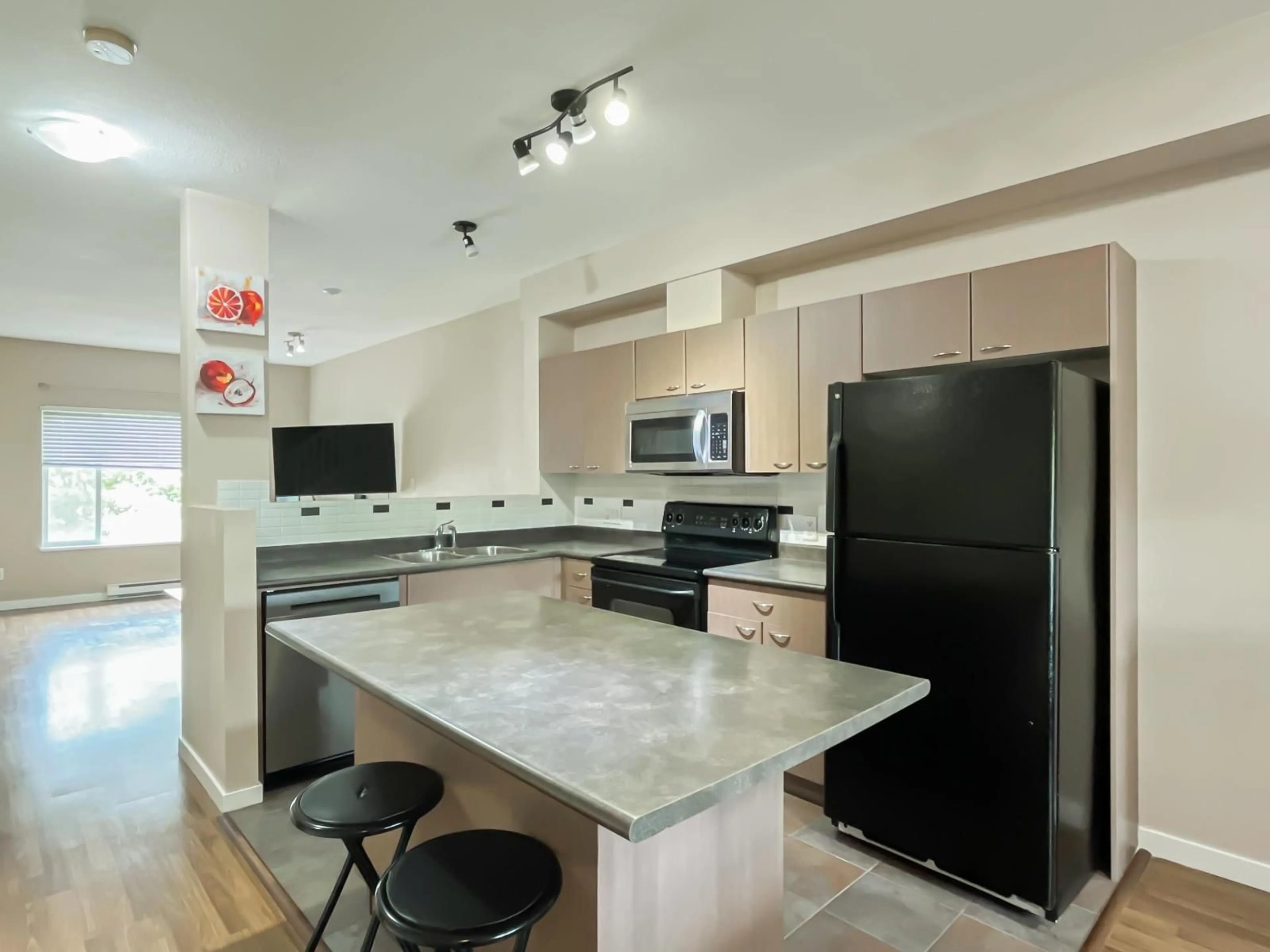Open concept kitchen, ceramic/tile floor for 191 - 18701 66 AVENUE, Surrey British Columbia V3S4P3