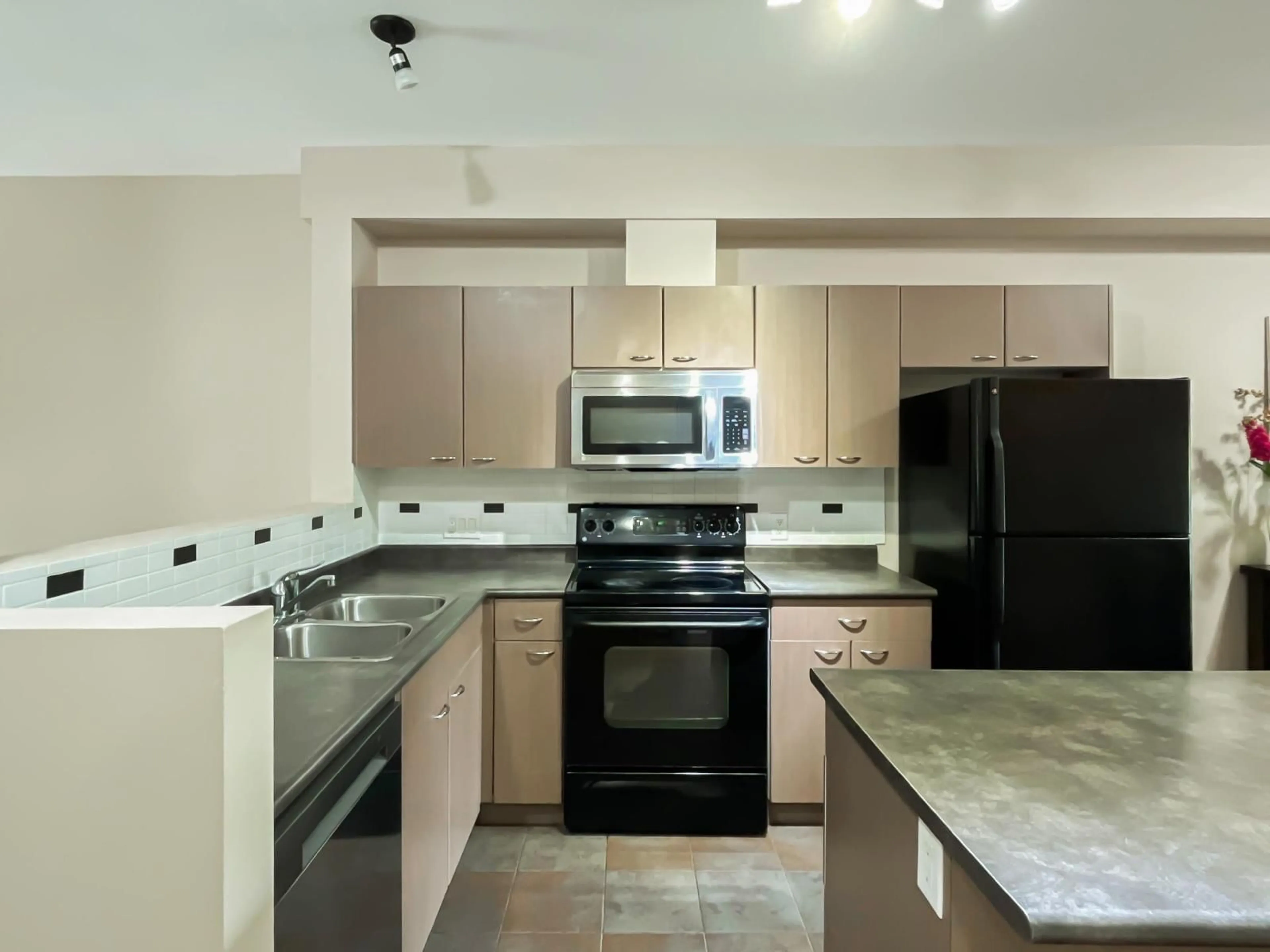 Standard kitchen, ceramic/tile floor for 191 - 18701 66 AVENUE, Surrey British Columbia V3S4P3