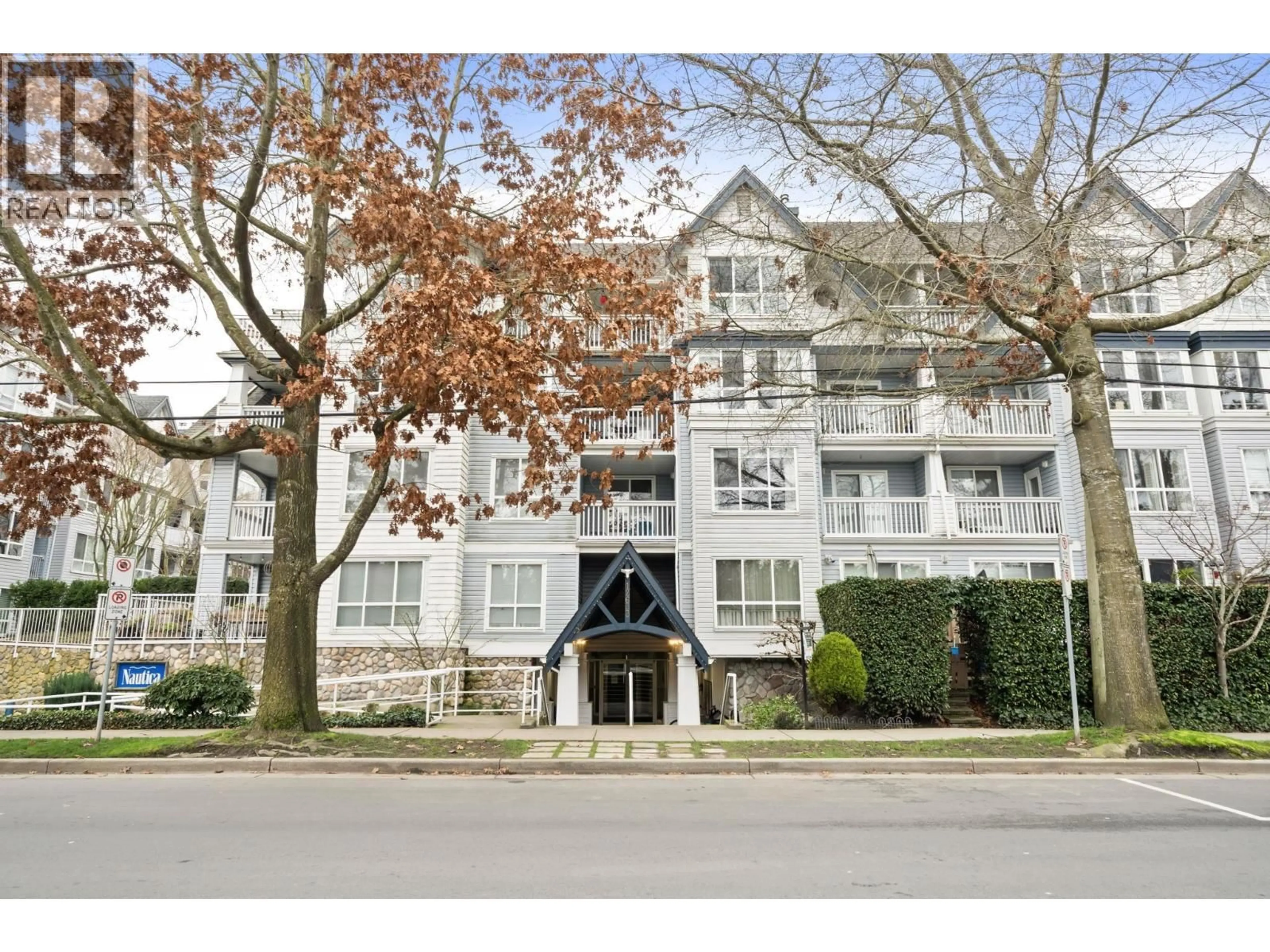 Indoor foyer for 123 - 12633 NO. 2 ROAD, Richmond British Columbia V7E2G3