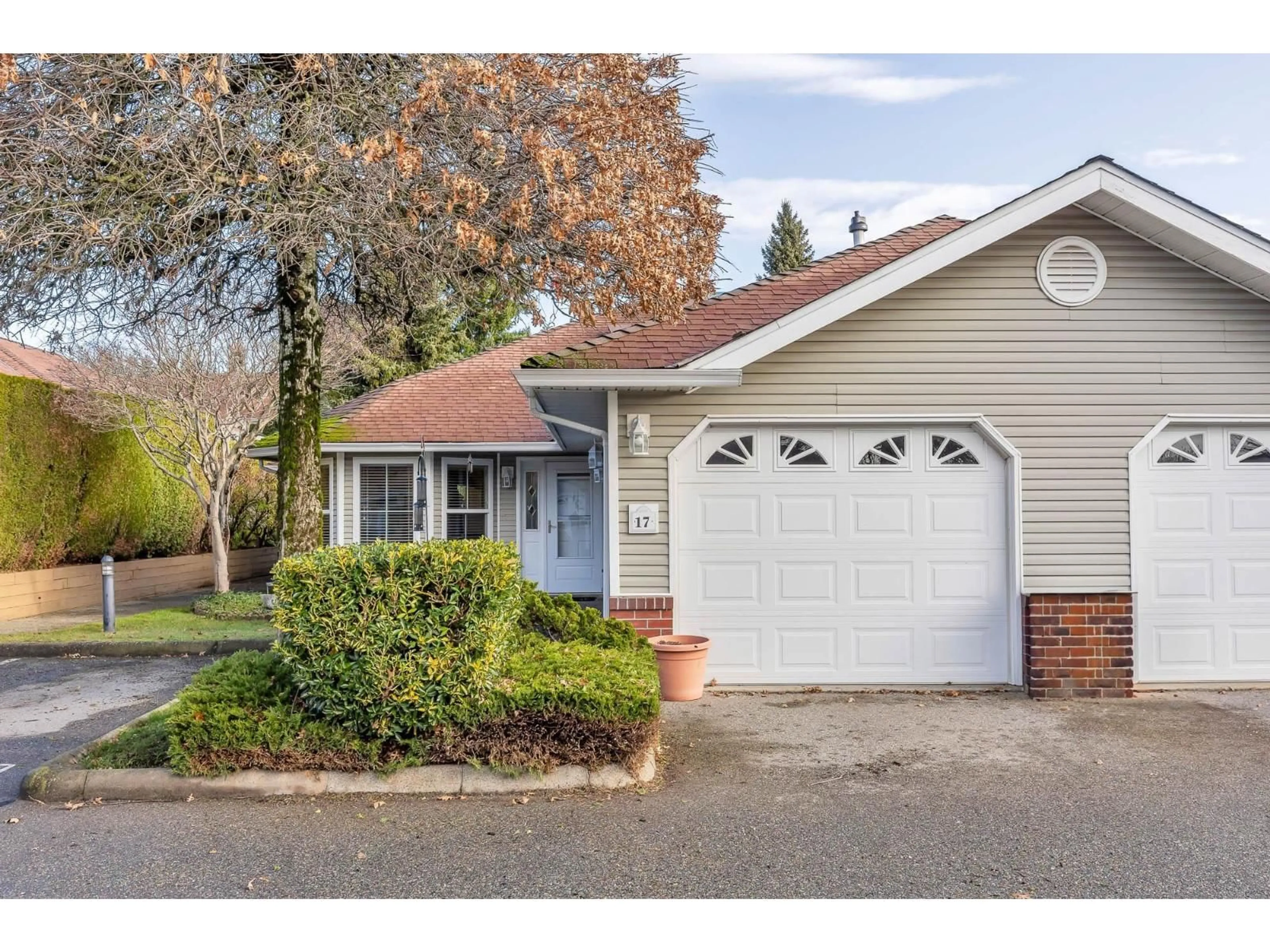 Home with vinyl exterior material, street for 17 - 2006 WINFIELD DRIVE, Abbotsford British Columbia V3G1K4