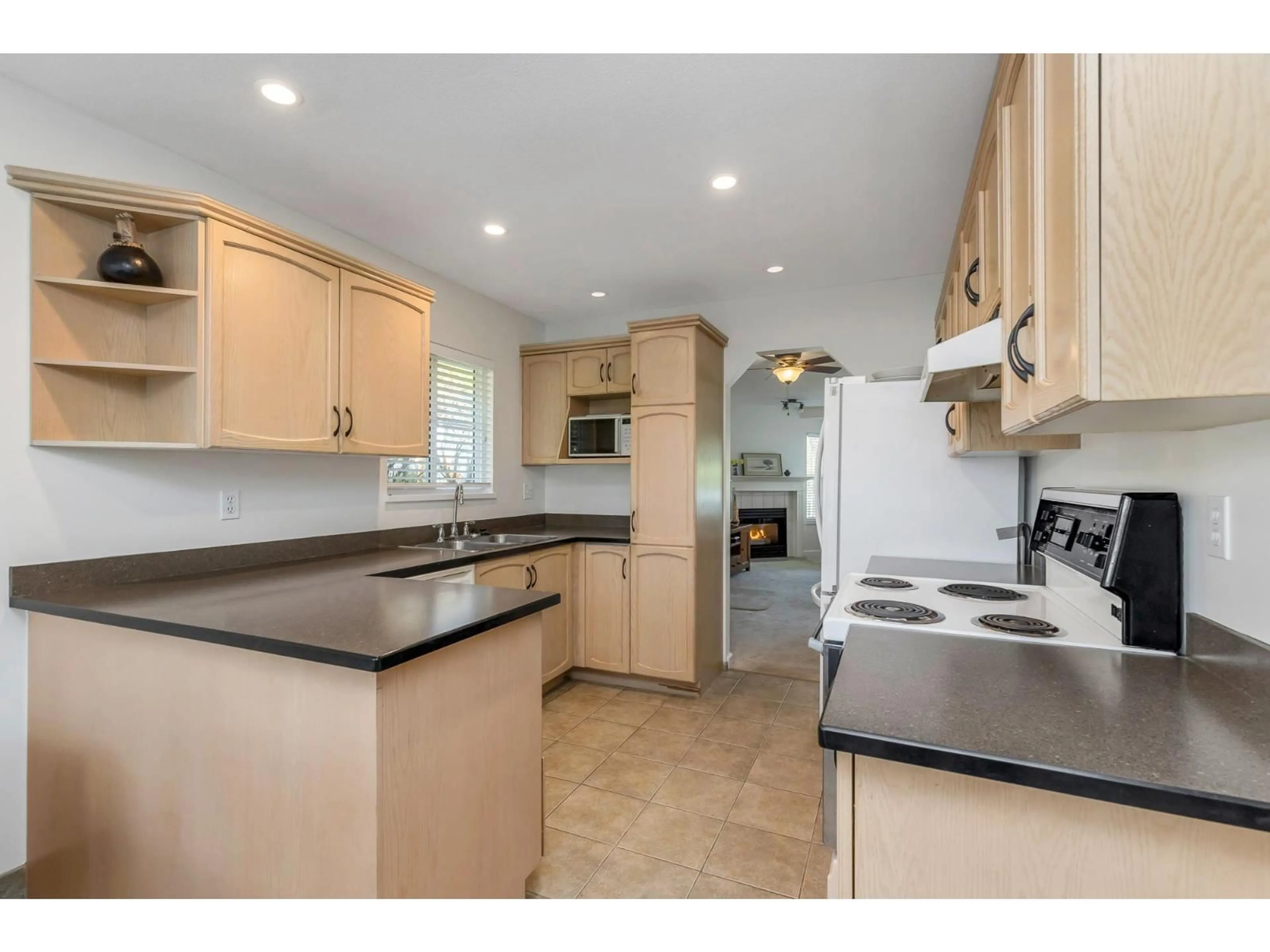 Standard kitchen, unknown for 17 - 2006 WINFIELD DRIVE, Abbotsford British Columbia V3G1K4