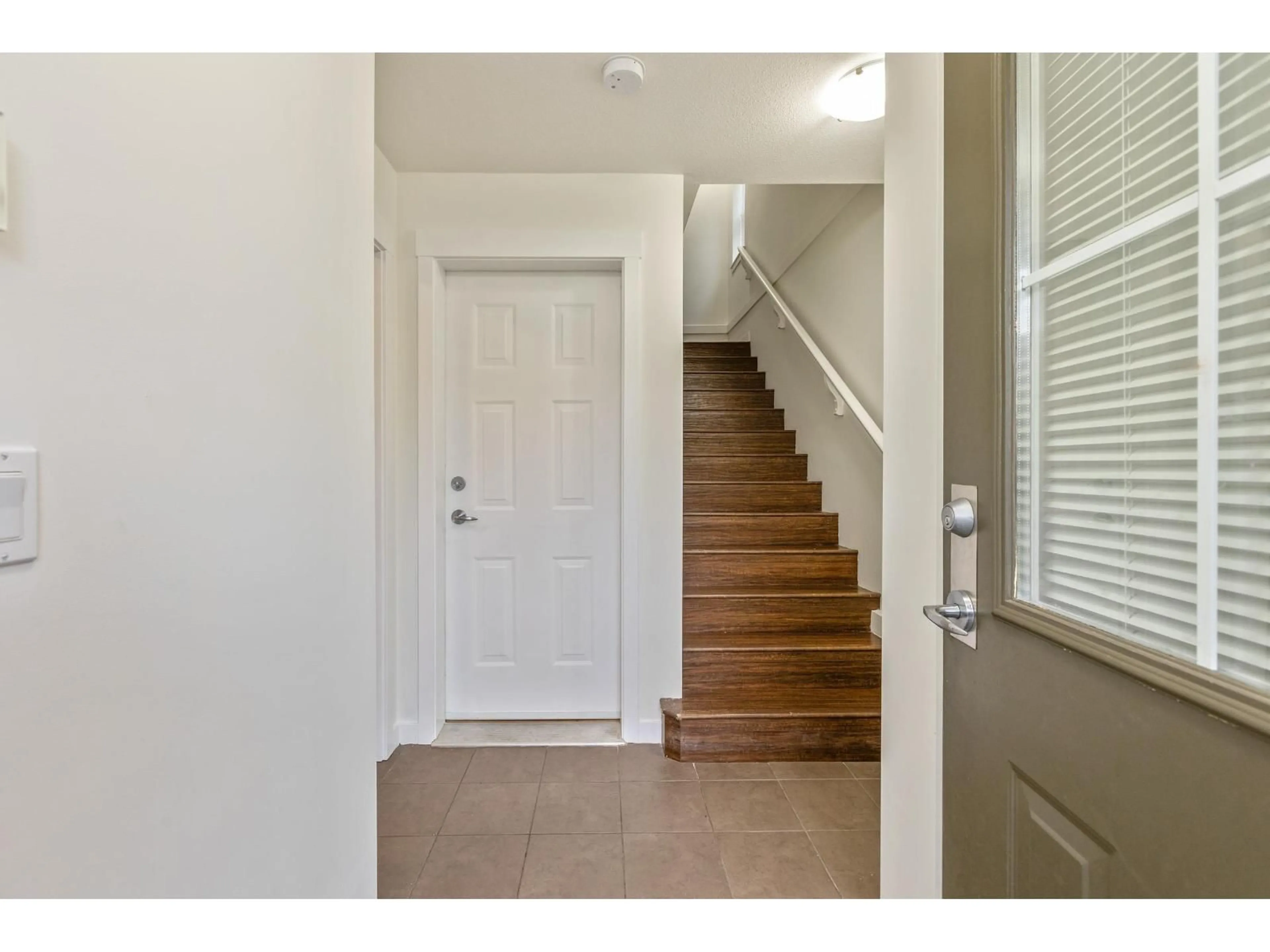 Indoor entryway for 30 - 7155 189 STREET, Surrey British Columbia V4N5S8
