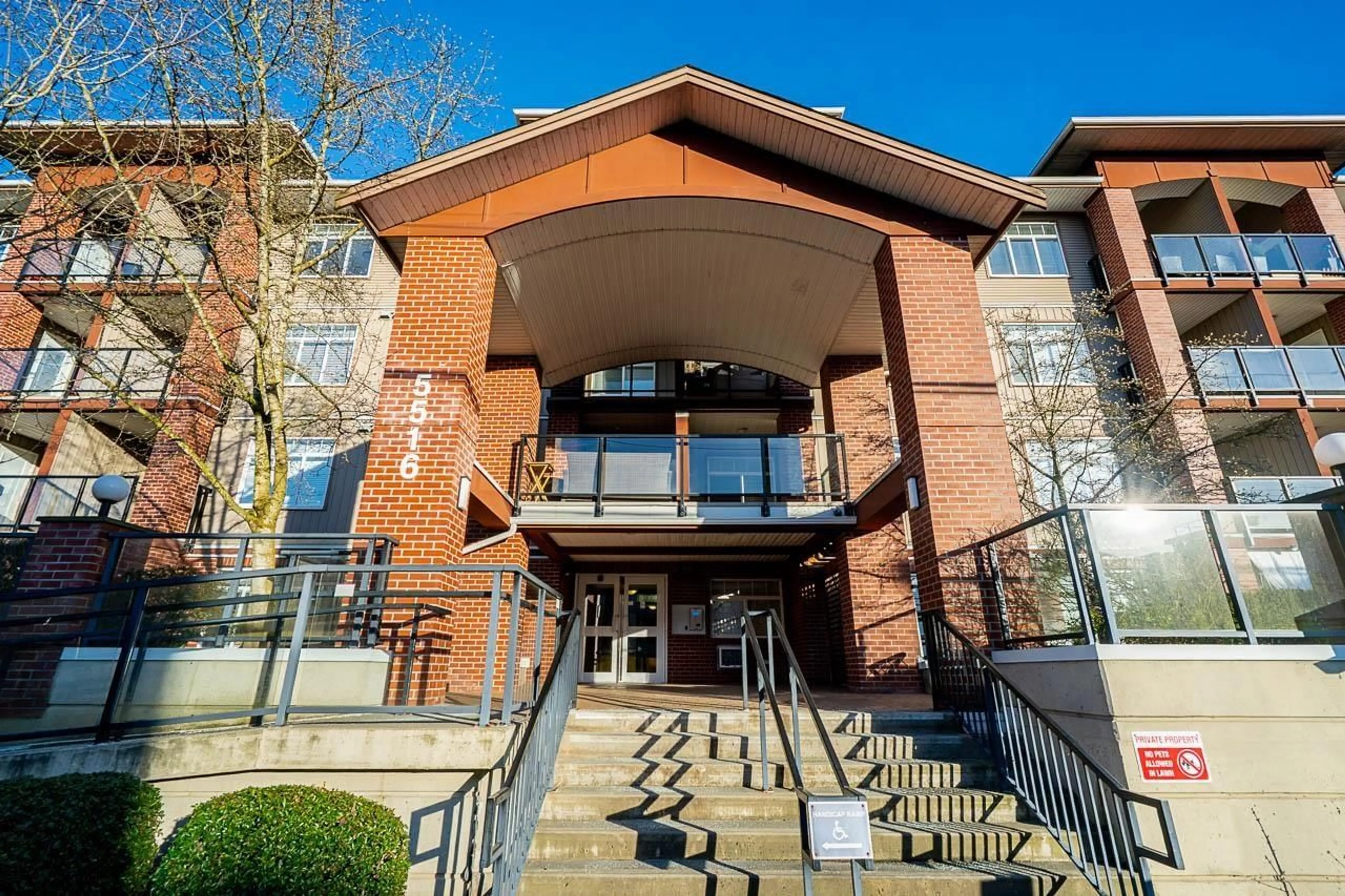 Indoor foyer for 219 - 5516 198 STREET, Langley British Columbia V3A0A6