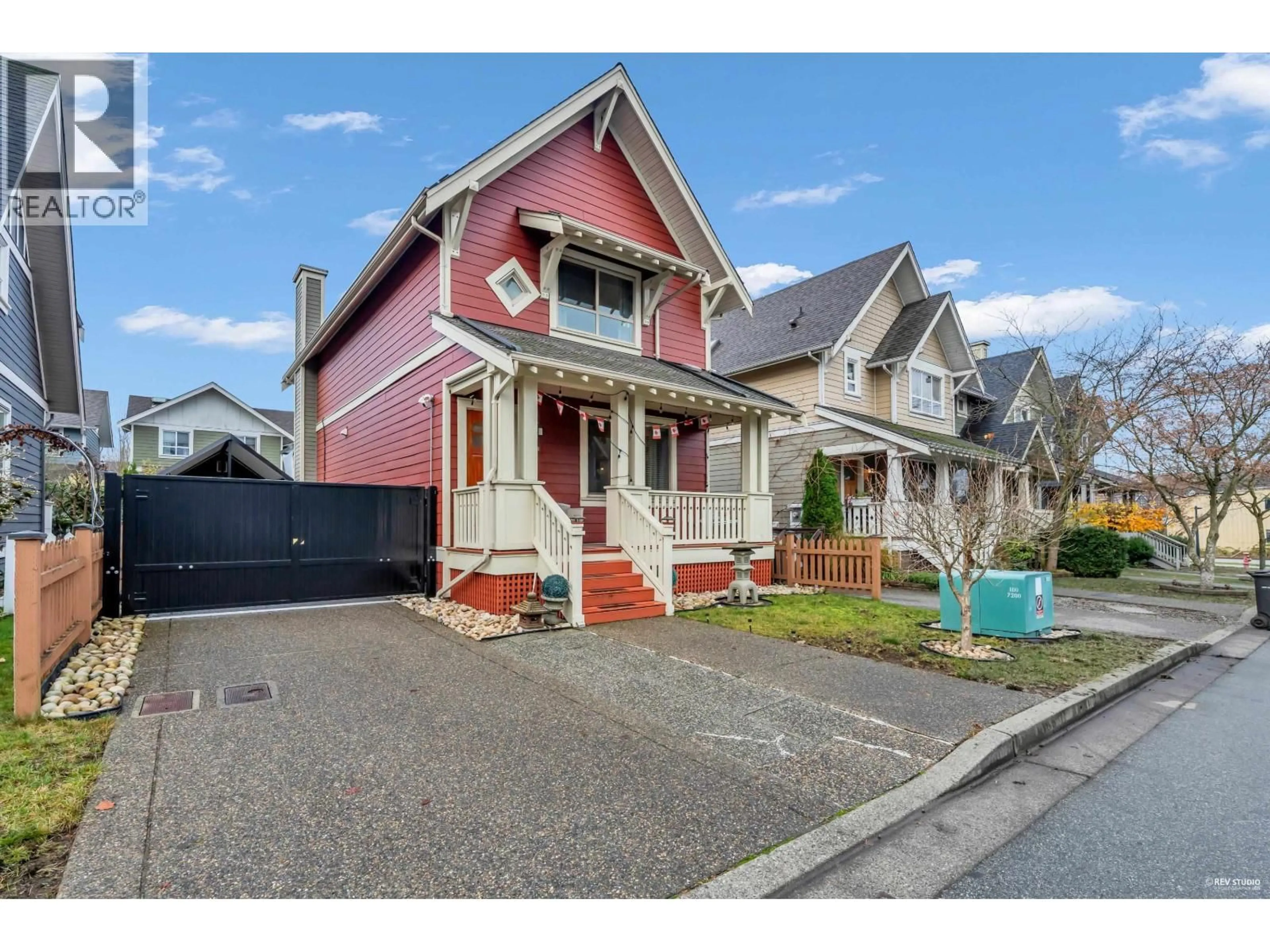 Home with vinyl exterior material, street for 270 HOLLY AVENUE, New Westminster British Columbia V3M0B3