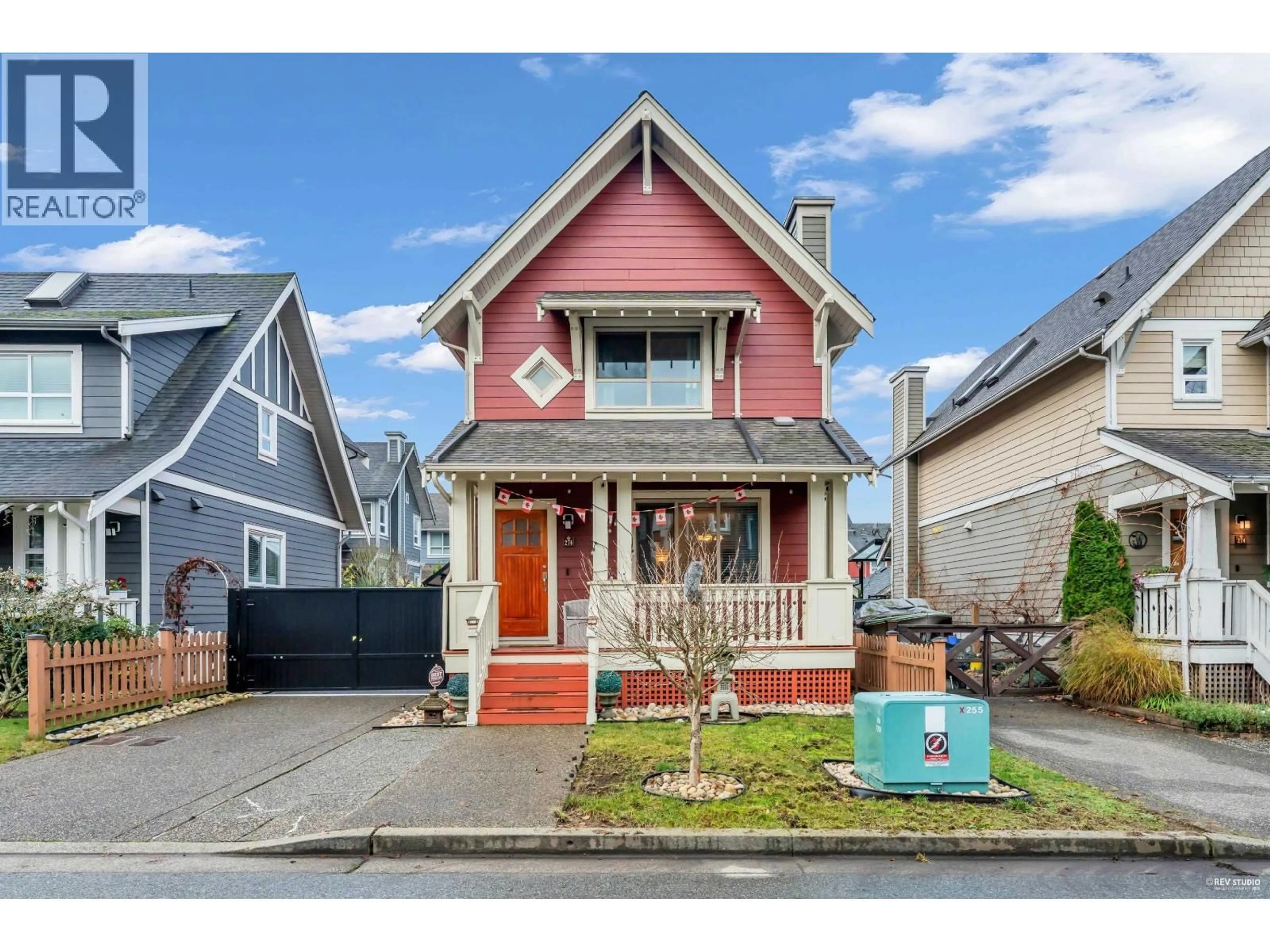 Home with vinyl exterior material, street for 270 HOLLY AVENUE, New Westminster British Columbia V3M0B3