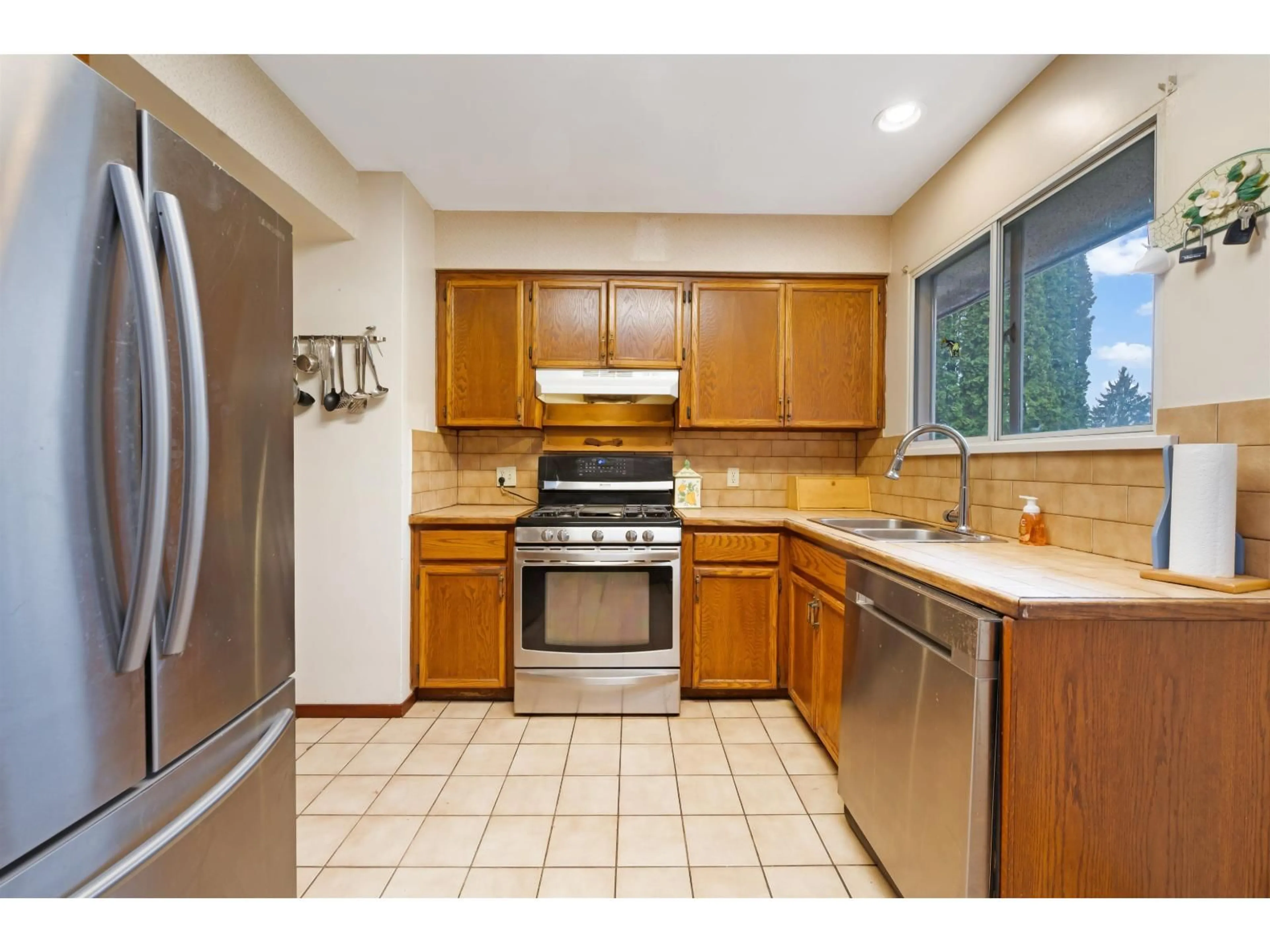 Standard kitchen, ceramic/tile floor for 12919 98A AVENUE, Surrey British Columbia V3T1C3