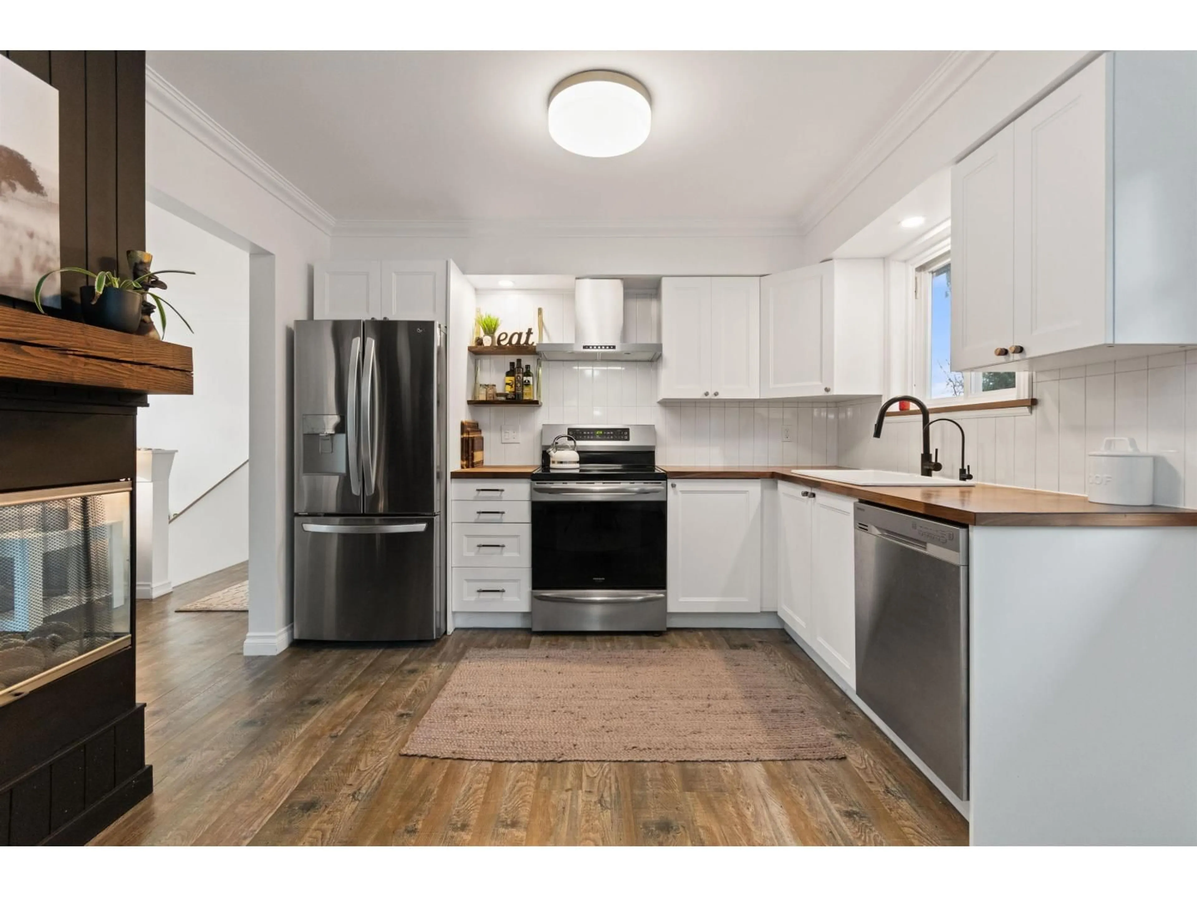 Open concept kitchen, wood/laminate floor for 9314 JACKSON STREET, Chilliwack British Columbia V2P3X1