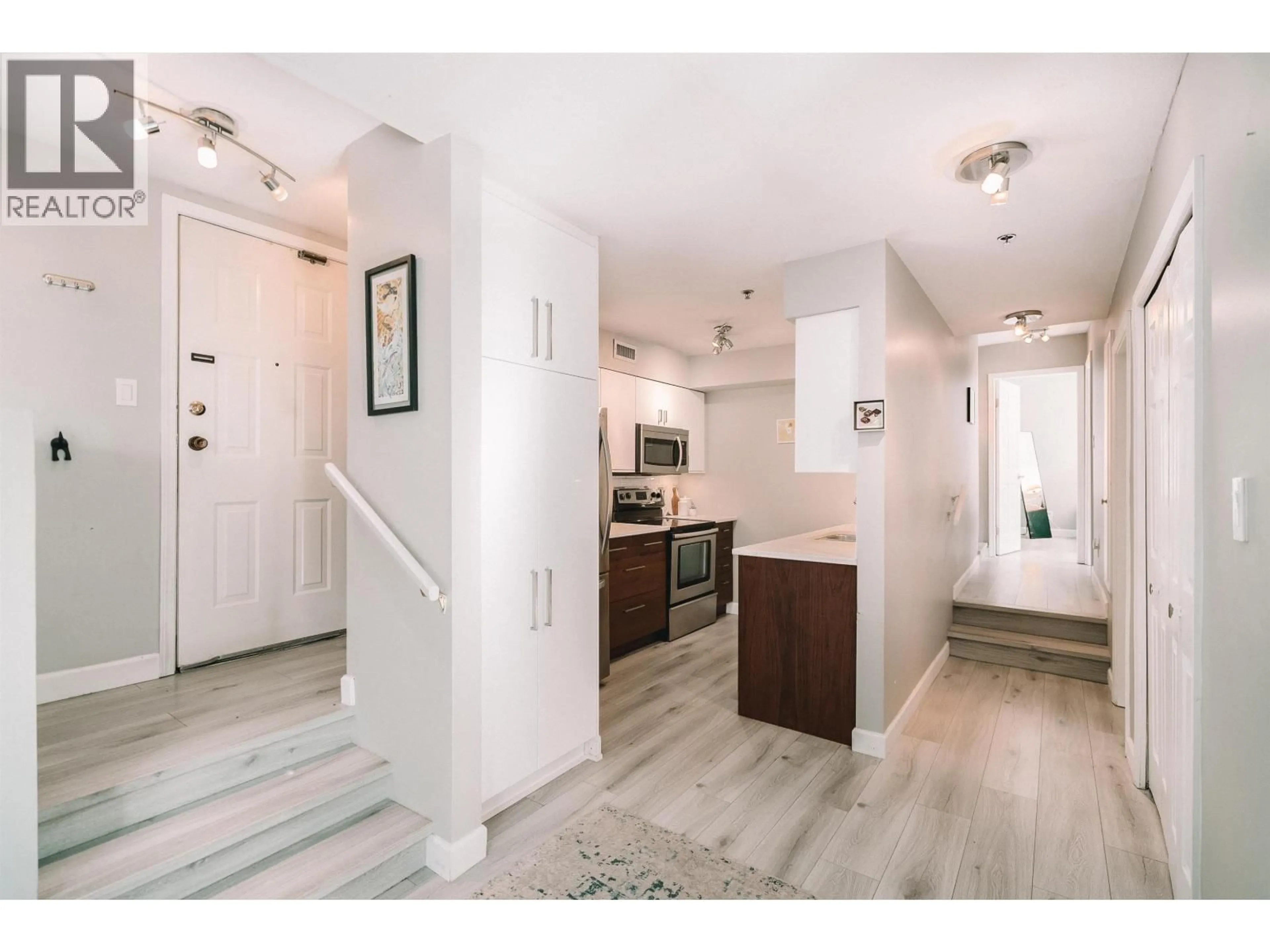 Indoor entryway for 102 - 1516 1ST AVENUE, Vancouver British Columbia V5N1A5