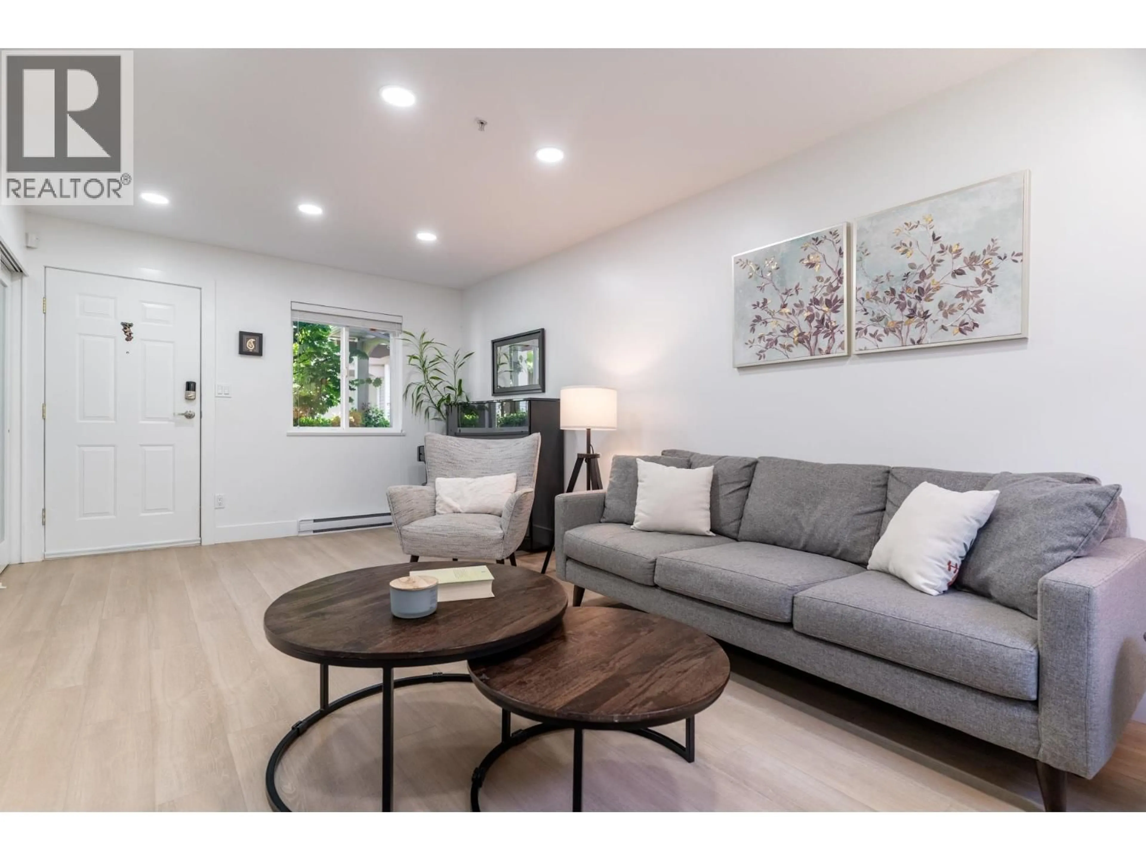 Living room with furniture, wood/laminate floor for 2 - 1233 16TH STREET, North Vancouver British Columbia V7P1R5