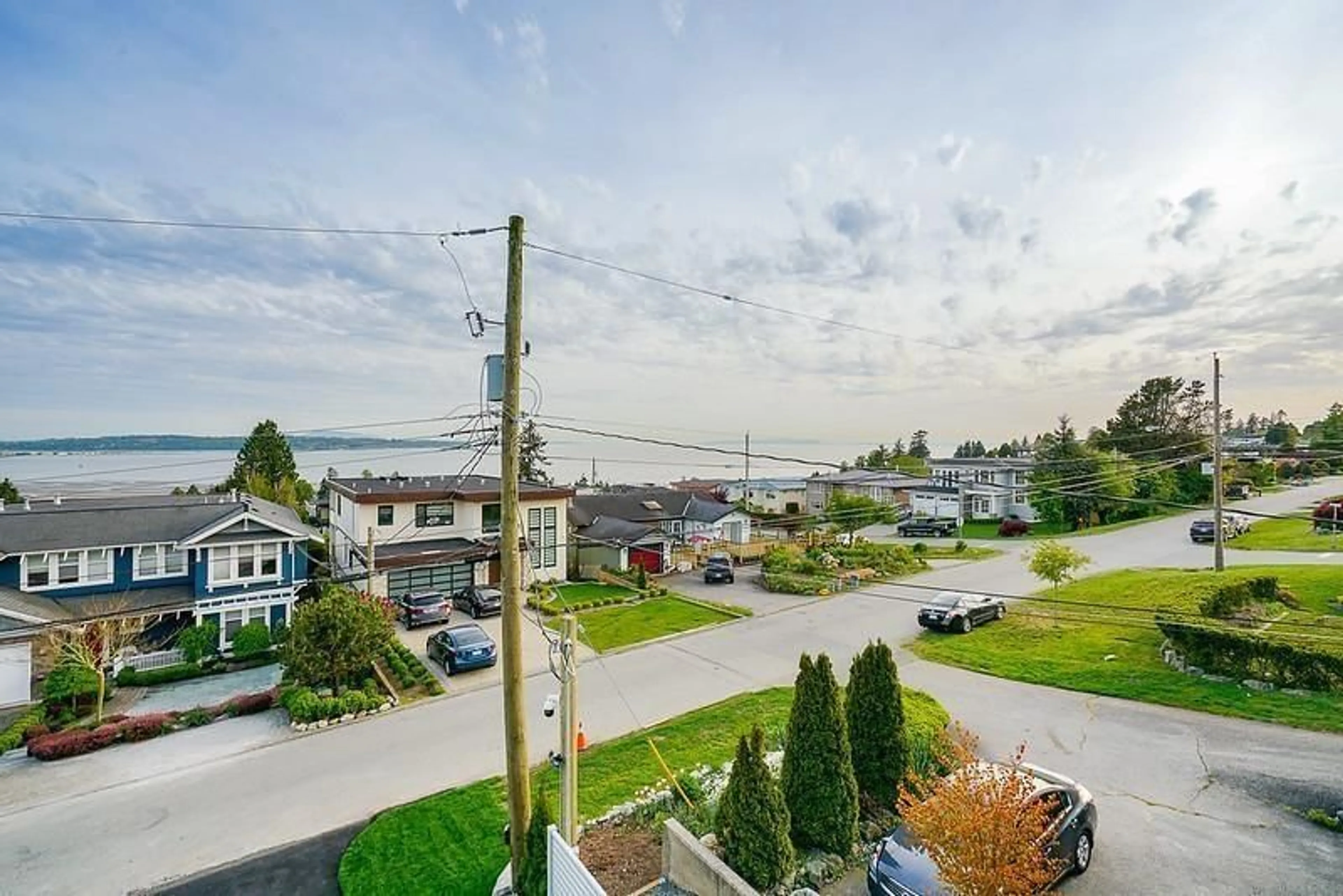 A pic from outside/outdoor area/front of a property/back of a property/a pic from drone, unknown for 15708 CLIFF AVENUE, White Rock British Columbia V4B1W2