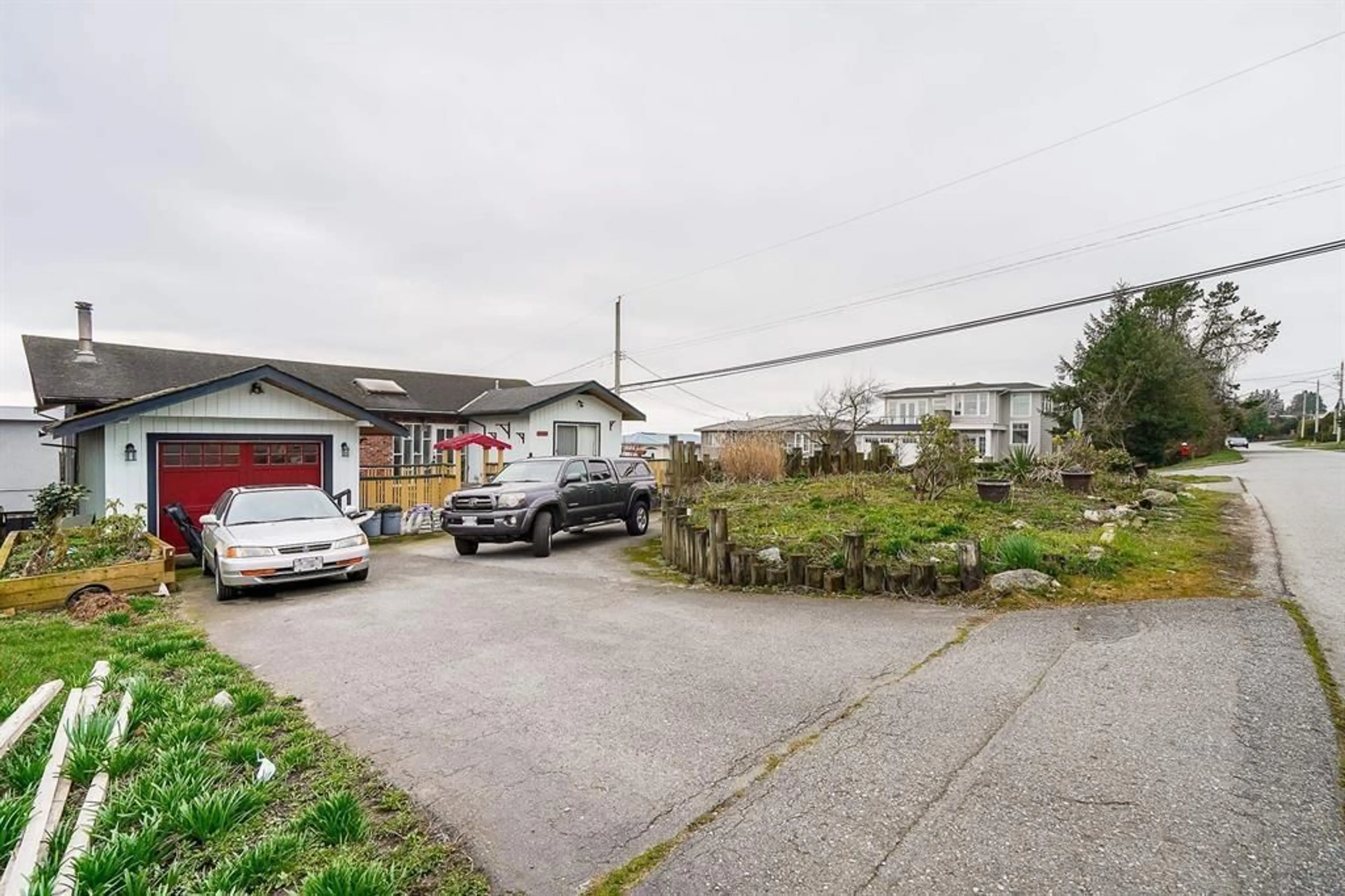 A pic from outside/outdoor area/front of a property/back of a property/a pic from drone, street for 15708 CLIFF AVENUE, White Rock British Columbia V4B1W2