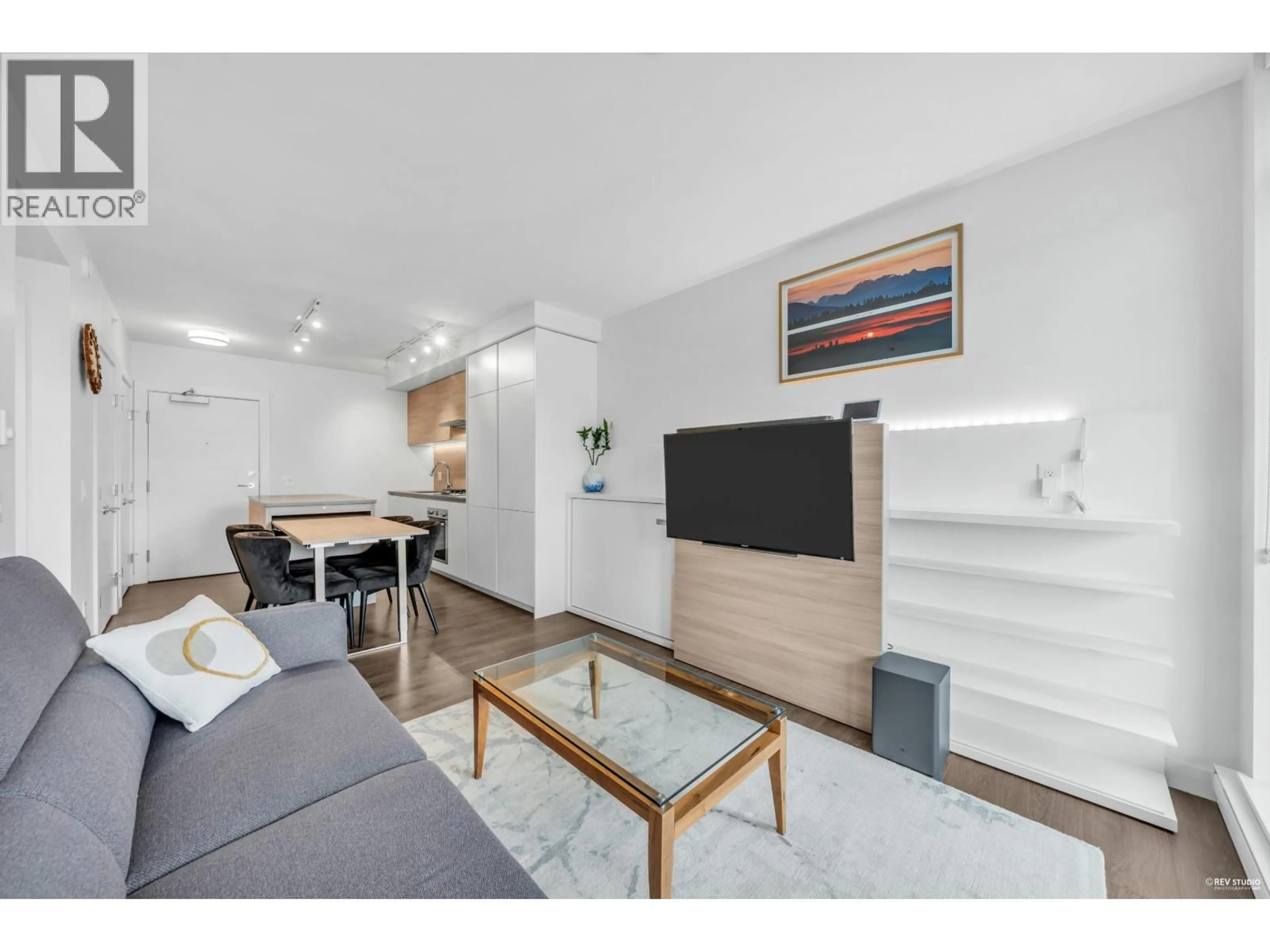 Living room with furniture, wood/laminate floor for 2508 - 652 WHITING WAY, Coquitlam British Columbia V3J0K3