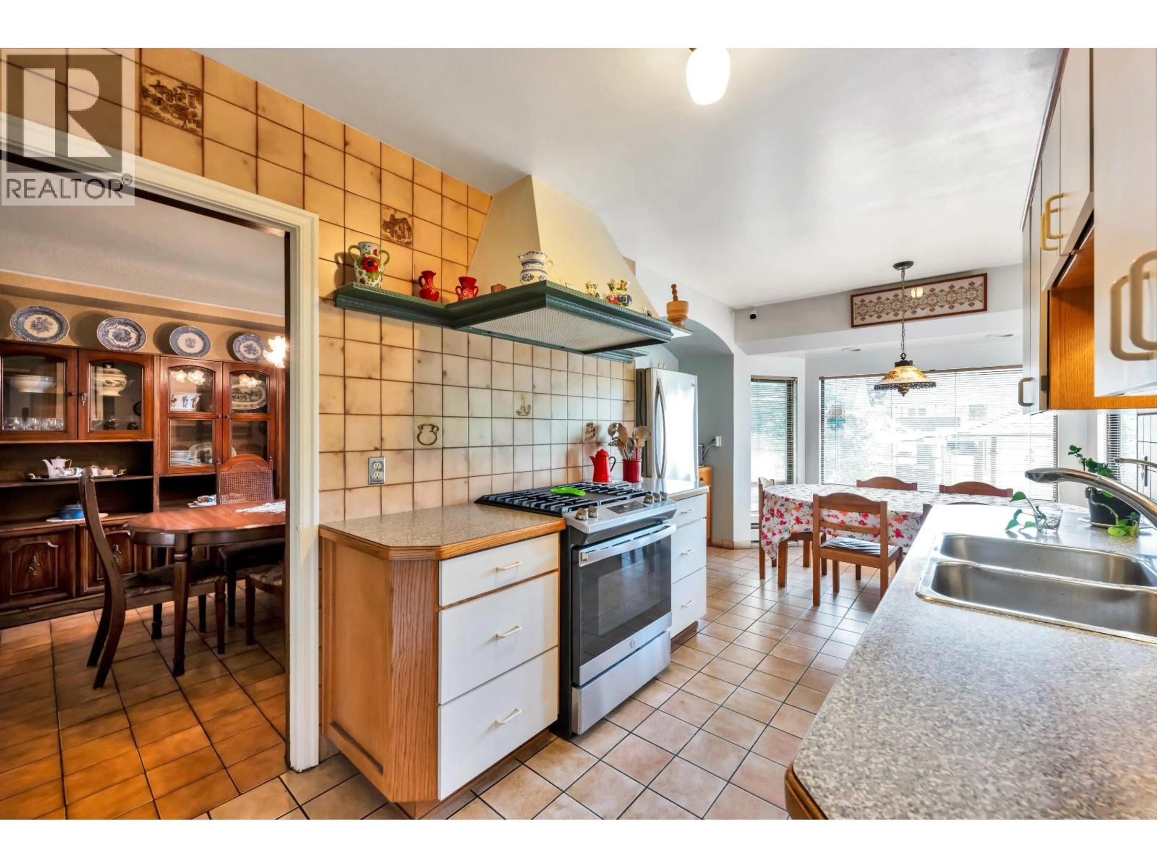 Standard kitchen, ceramic/tile floor for 3778 TRIUMPH STREET, Burnaby British Columbia V5C1Y4