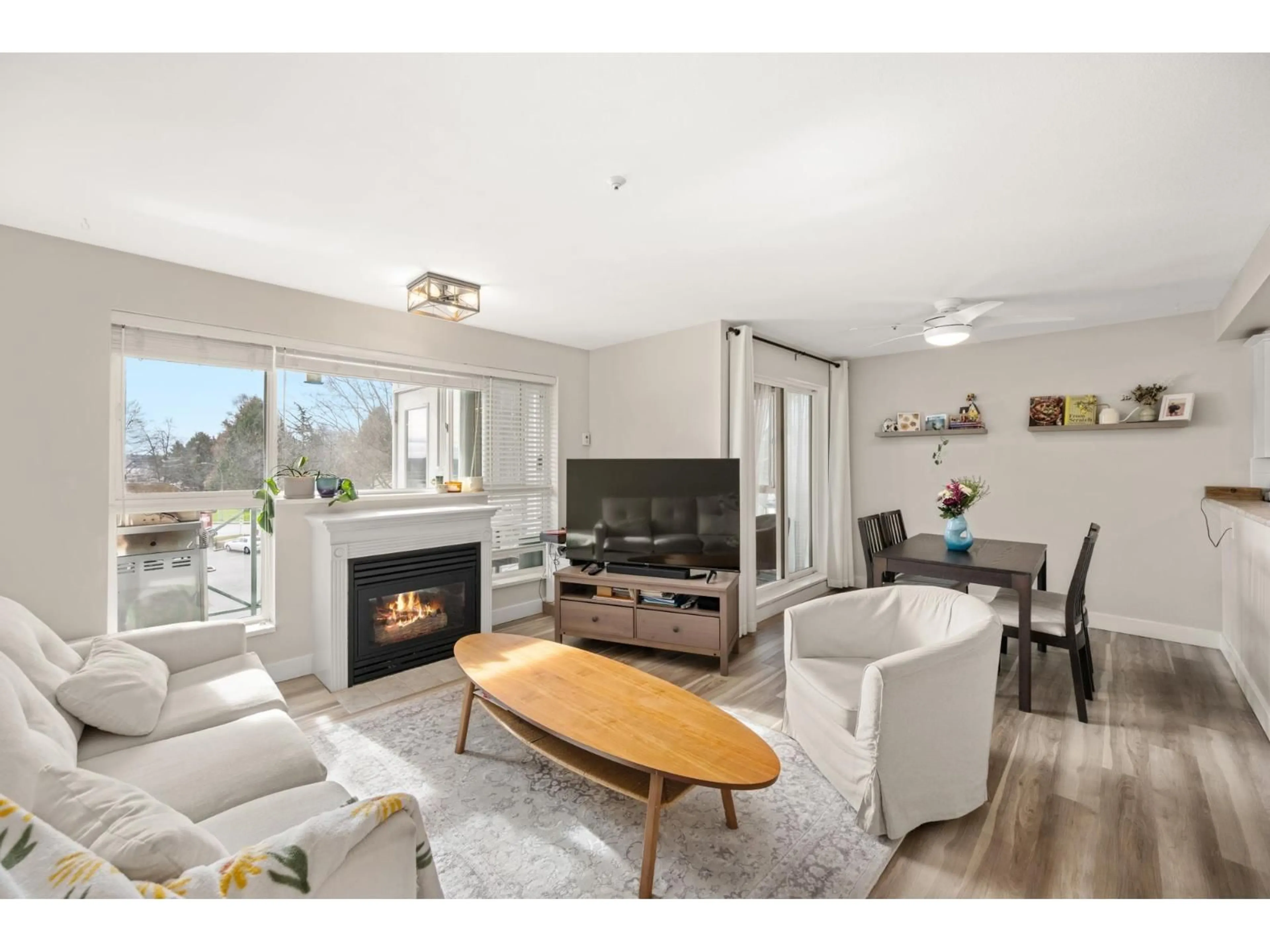 Living room with furniture, wood/laminate floor for 306 - 6390 196 STREET, Langley British Columbia V2Y1J2