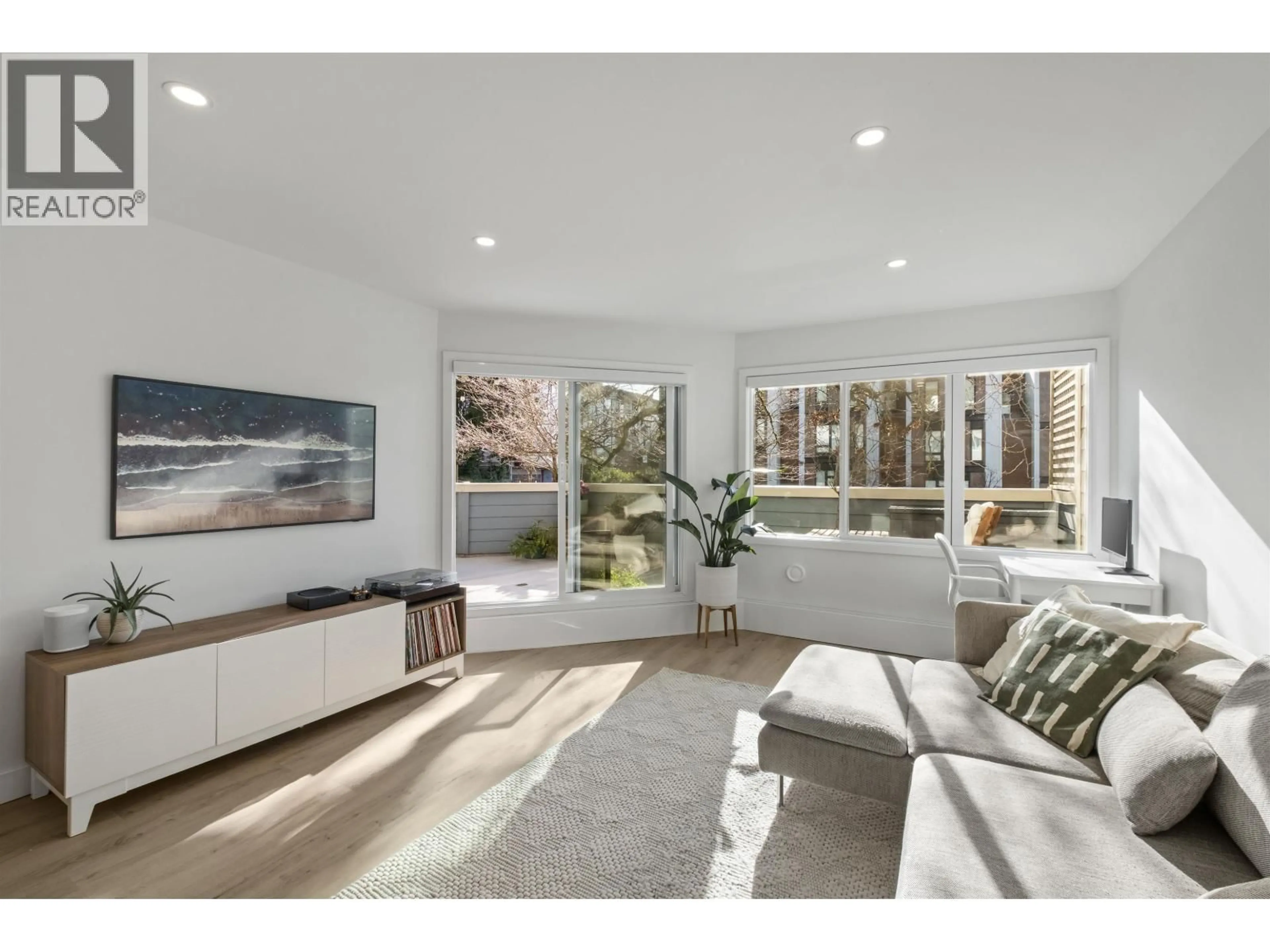 Living room with furniture, unknown for 101 - 156 21ST STREET, North Vancouver British Columbia V7M1Y9