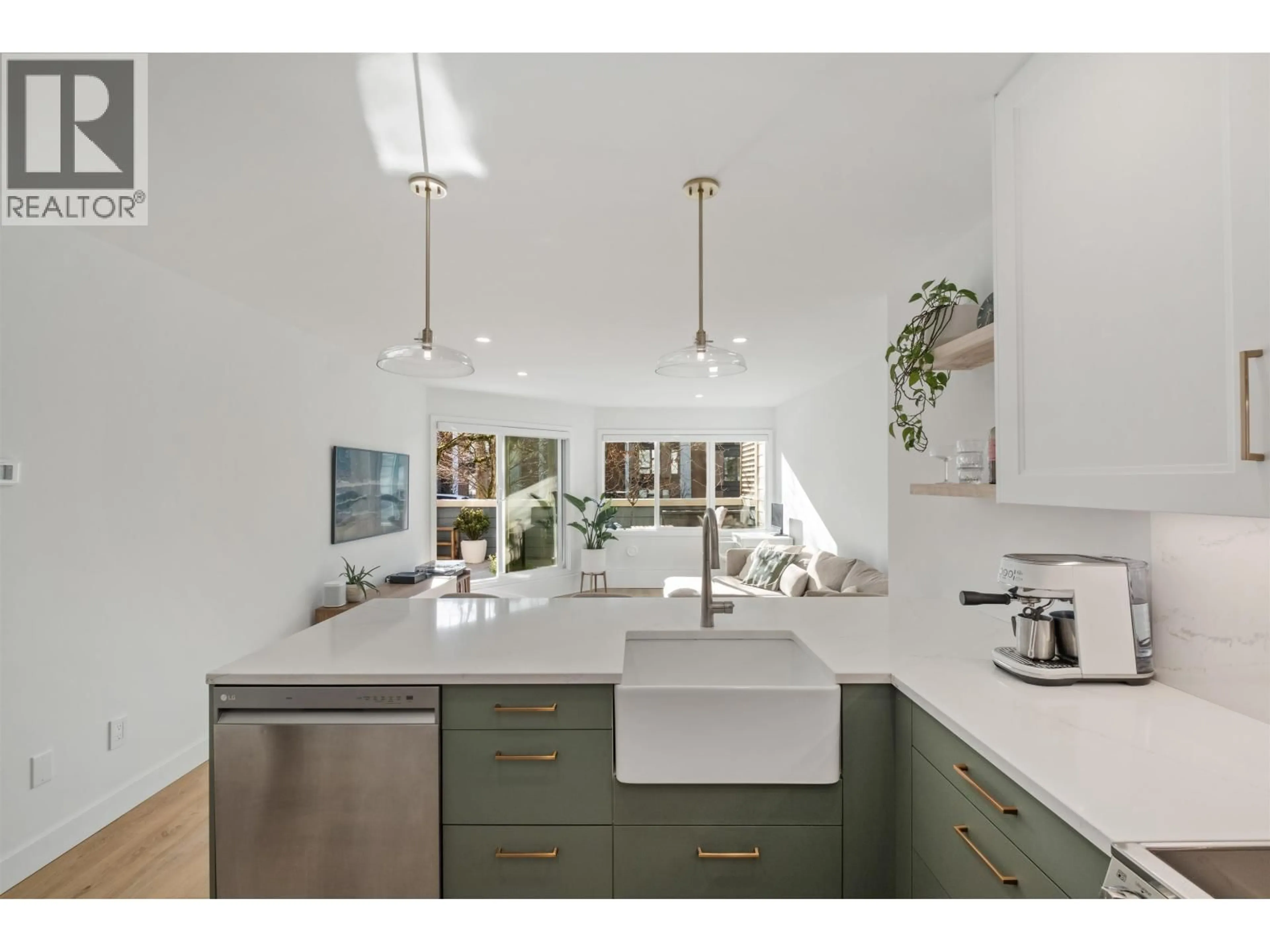 Open concept kitchen, ceramic/tile floor for 101 - 156 21ST STREET, North Vancouver British Columbia V7M1Y9