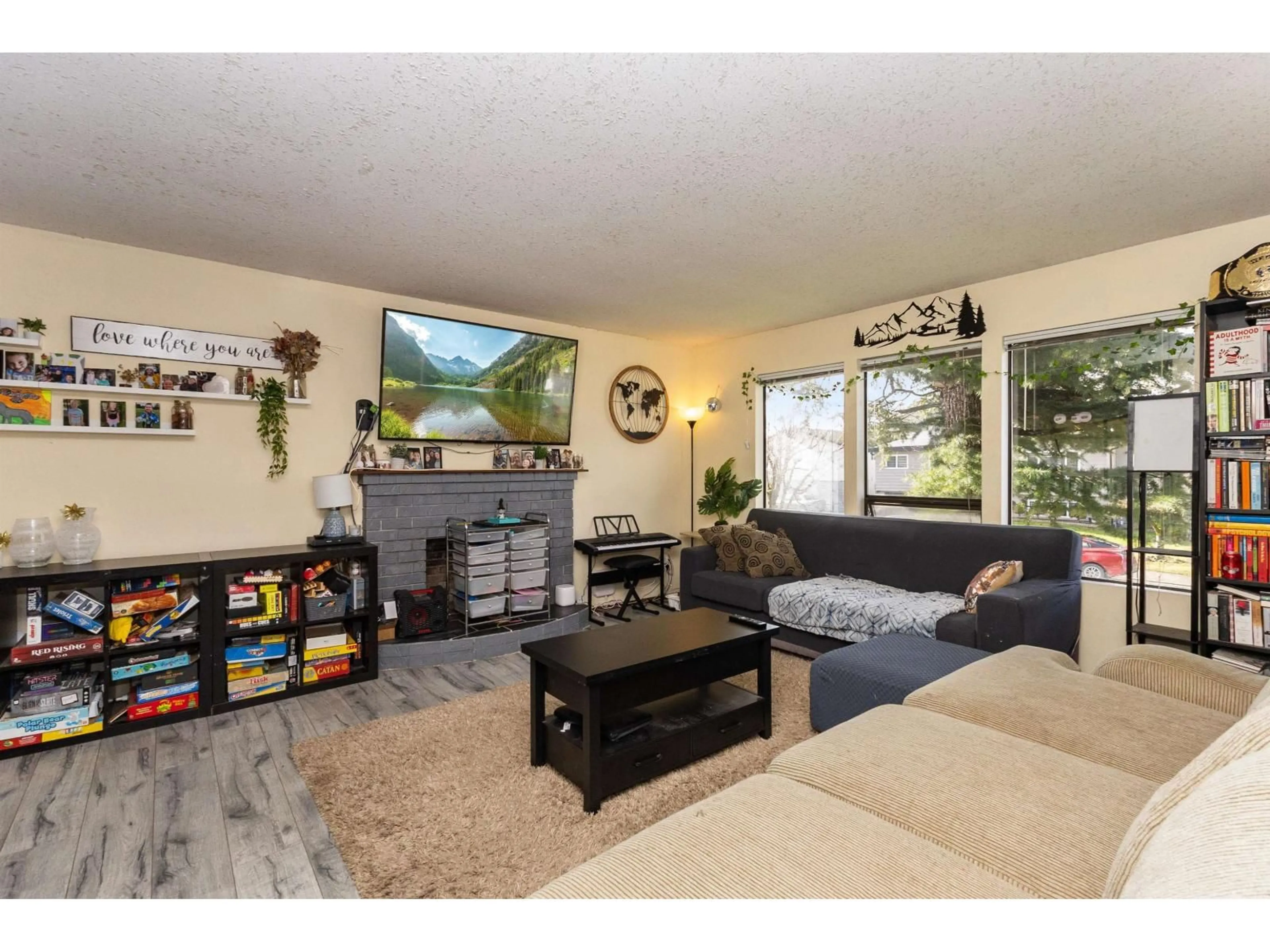 Living room with furniture, unknown for 3254 ASTORIA CRESCENT, Abbotsford British Columbia V2T4R1