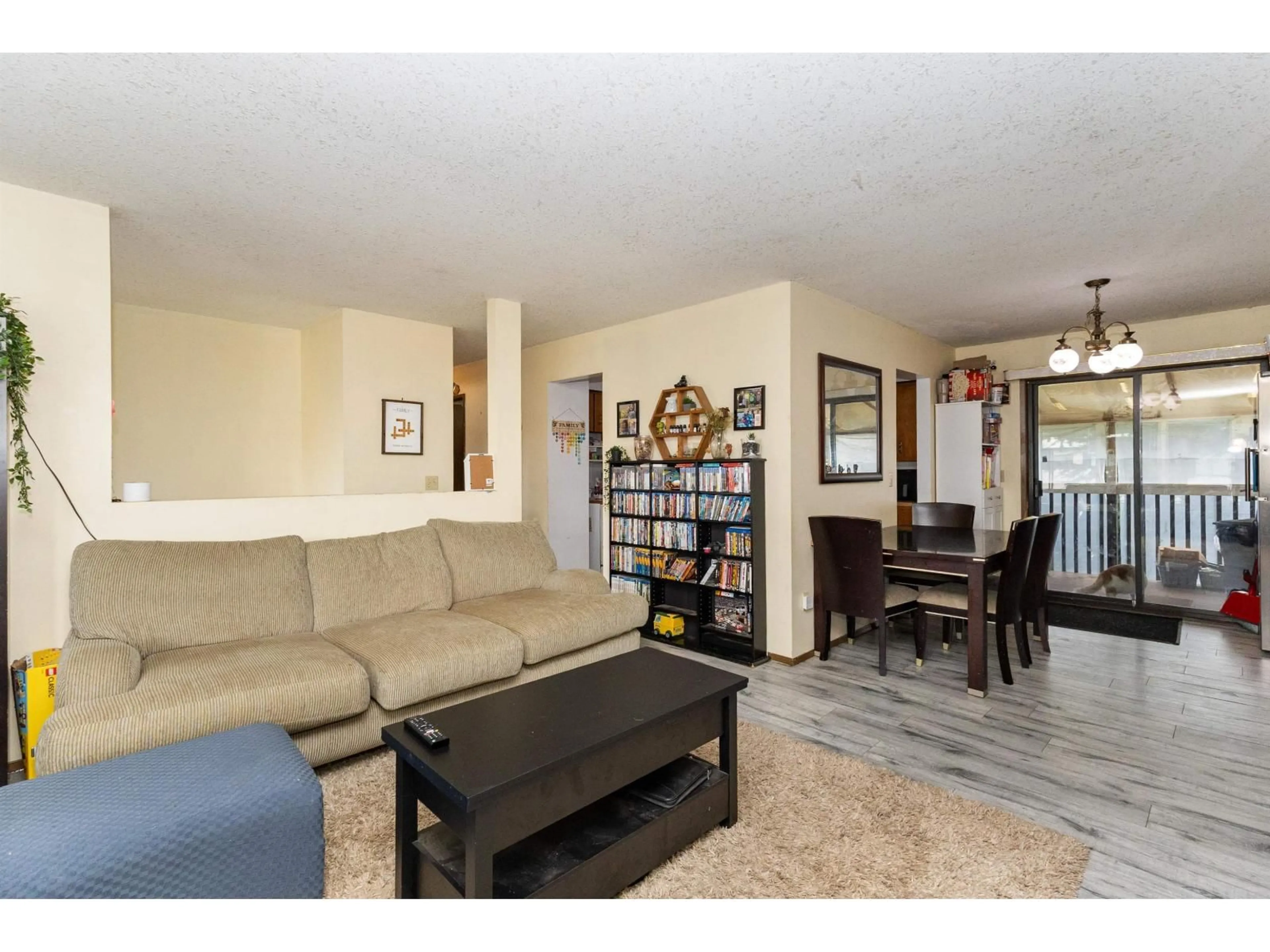 Living room with furniture, wood/laminate floor for 3254 ASTORIA CRESCENT, Abbotsford British Columbia V2T4R1