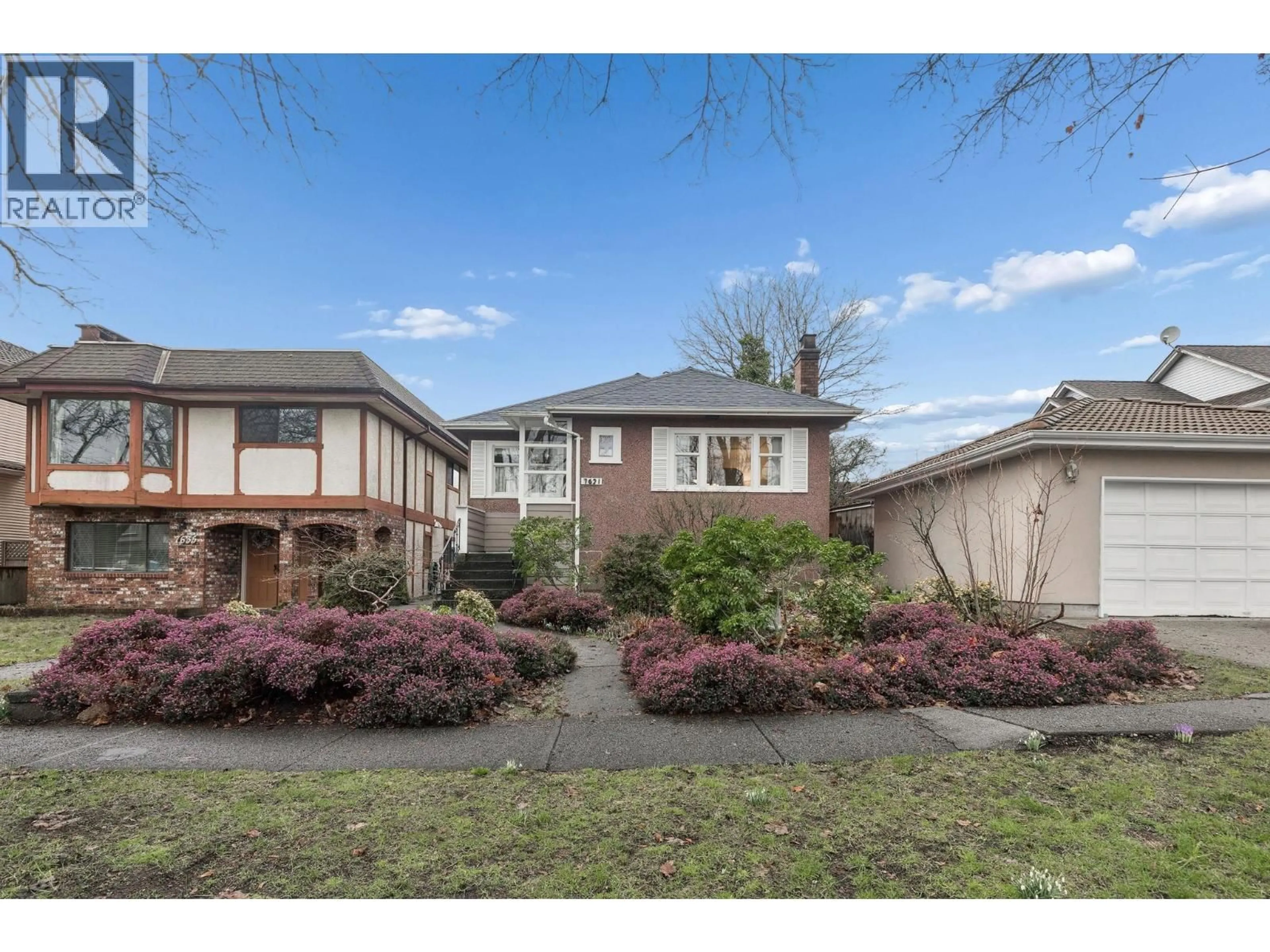 A pic from outside/outdoor area/front of a property/back of a property/a pic from drone, street for 7621 CARTIER STREET, Vancouver British Columbia V6P4T2
