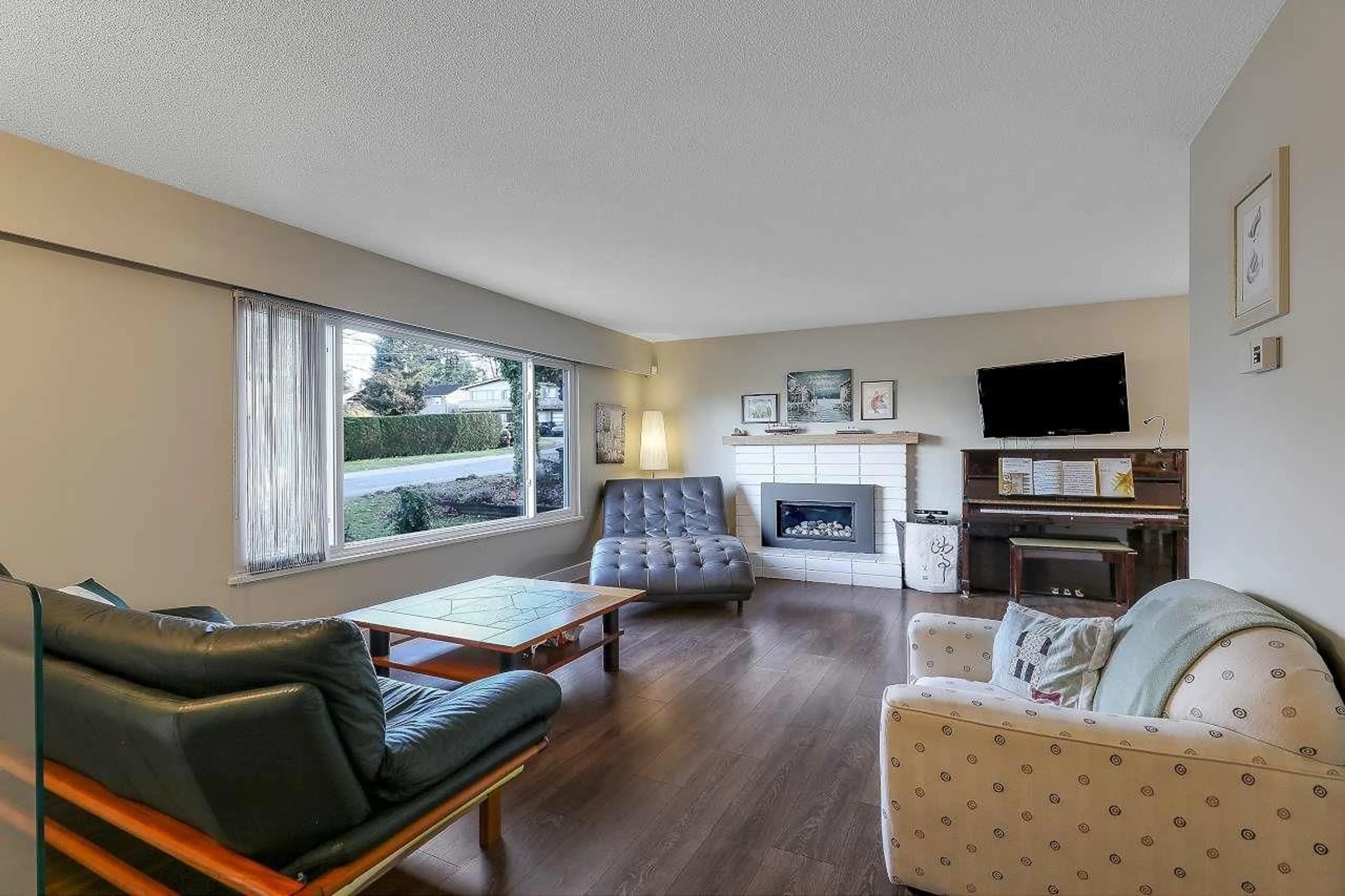 Living room with furniture, wood/laminate floor for 11265 133A STREET, Surrey British Columbia V3R2Y8