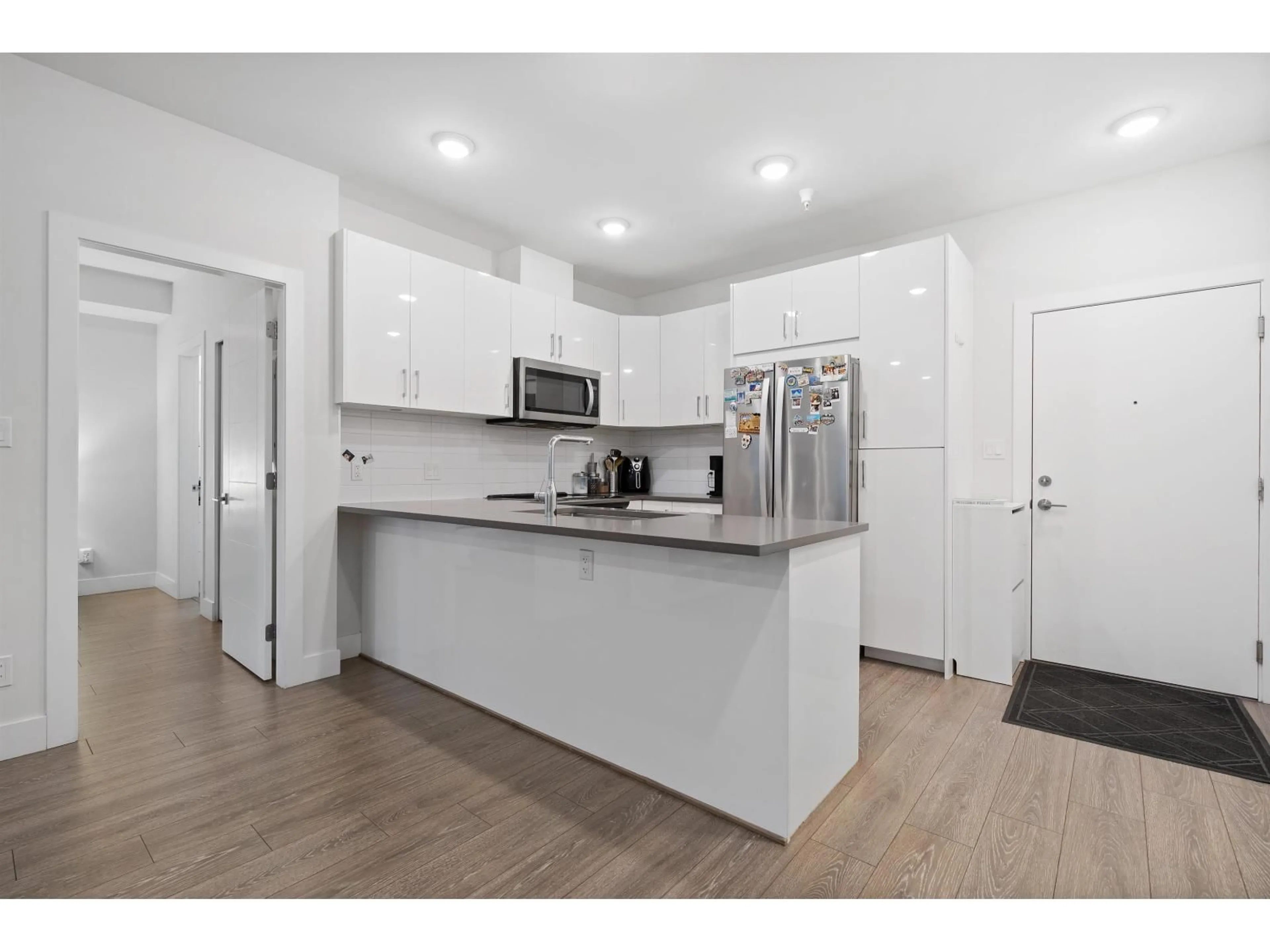 Open concept kitchen, wood/laminate floor for 113 - 15351 101 AVENUE, Surrey British Columbia V3R0G2