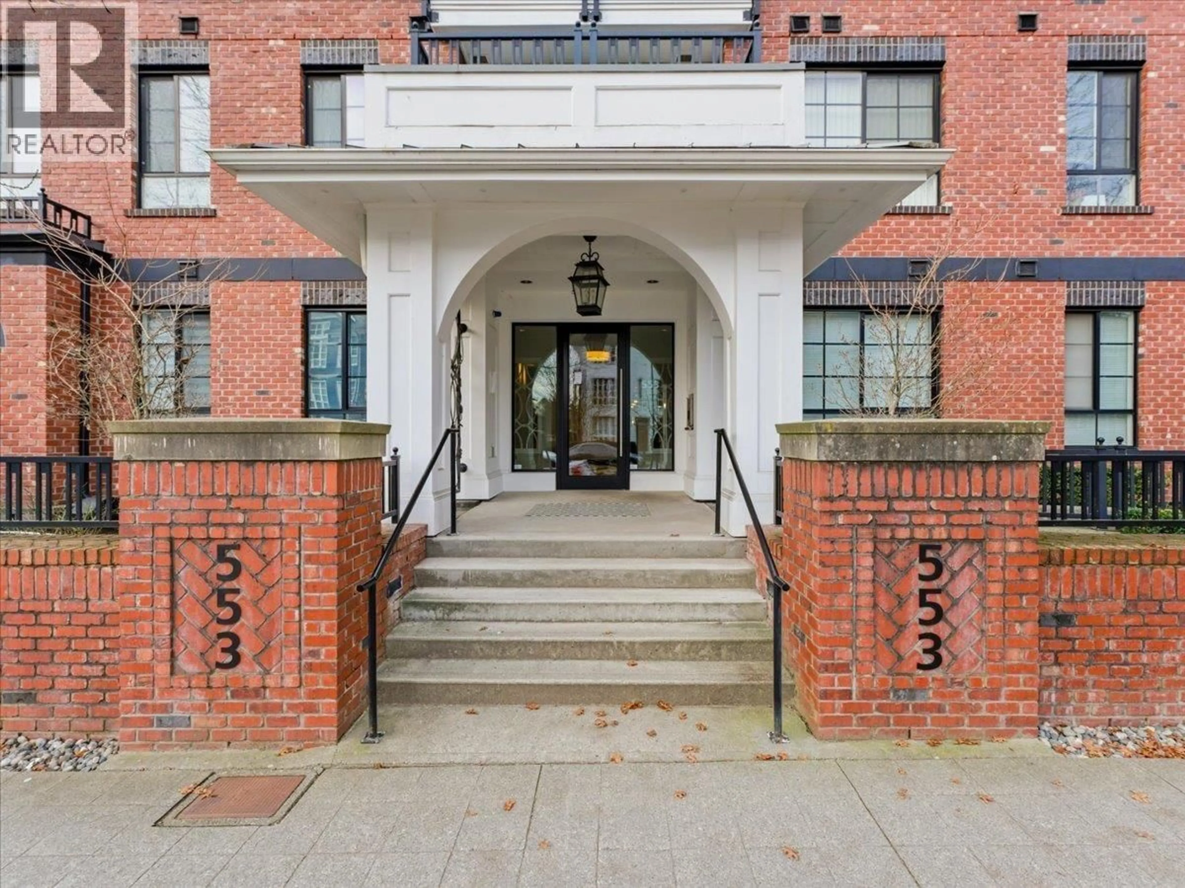 Indoor foyer for 205 - 553 FOSTER AVENUE, Coquitlam British Columbia V3J0B5