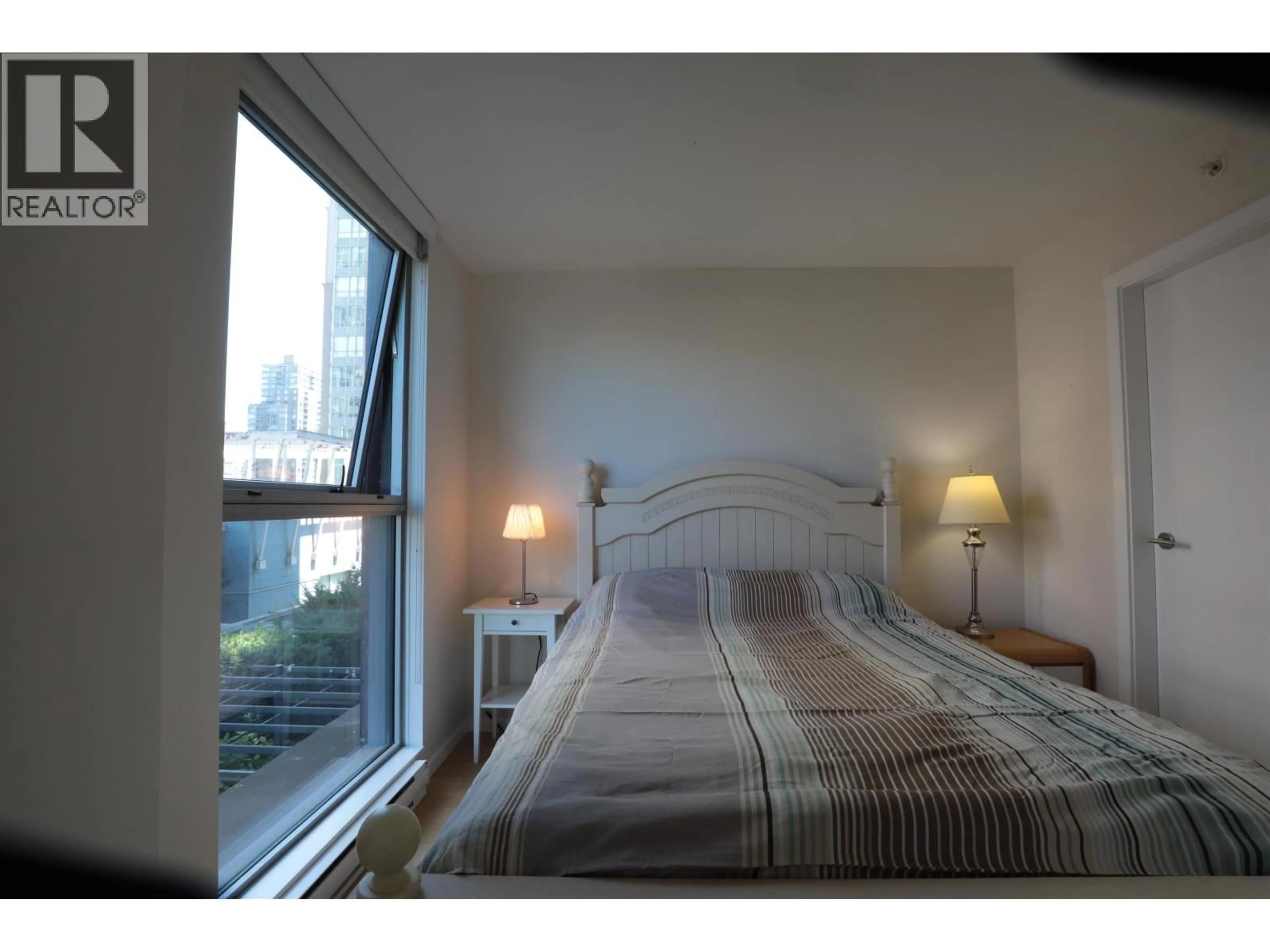 Bedroom with bed, wood/laminate floor for 908 - 999 SEYMOUR STREET, Vancouver British Columbia V6B0M5